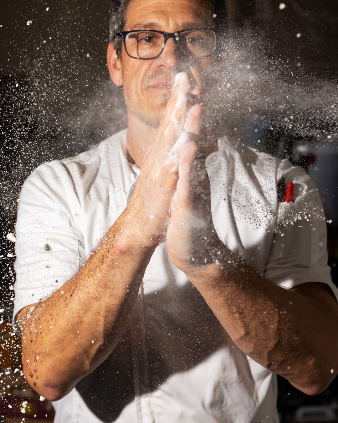 Flour in the air, pizza in the works 🍕 Mauricio in his element. Hands on, dough prepped and doing things the Slowdough way: with skill, care, and a whole lot of heart 💓