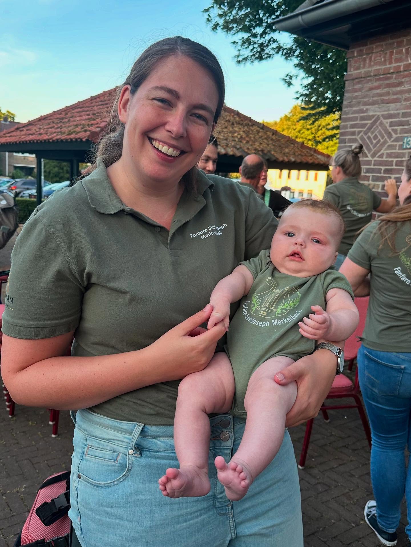 Hoe leuk is dit! Ons jongste lid Lauren past precies in haar coole fanfare romper als mama haar nieuwe fanfare polo voor de eerste keer aan mag! ๐
En voor degene die het nog niet doorhadden, vanaf nu stralen we bij informele fanfare activiteiten dus in deze super toffe poloโs ๐
Met dank aan Notariaat Van Kan! ๐ซถ๐ผ