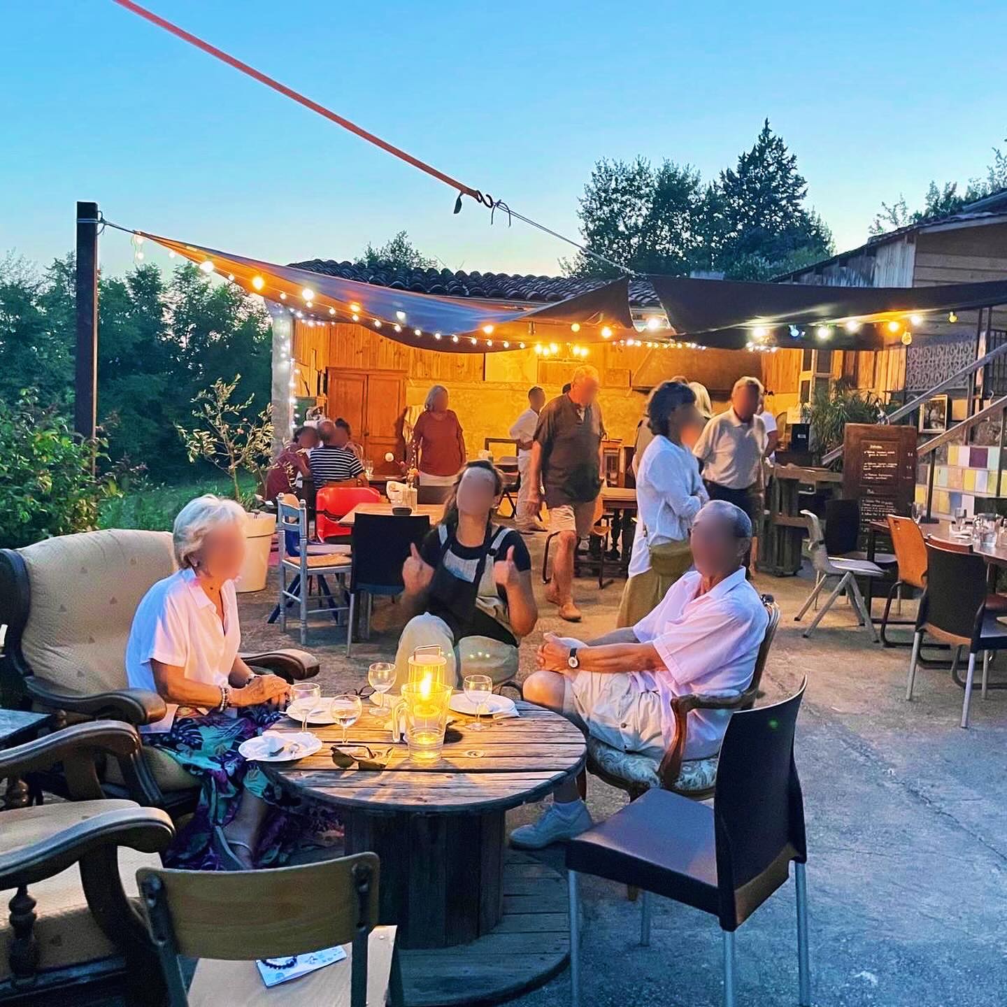 ✨ Un immense MERCI ✨ à toutes celles et ceux qui ont participé à l’ouverture de la guinguette @chezjeannette32 au cœur même de votre hameau préféré !
Vous avez été nombreux à venir partager ce moment convivial et chaleureux.
Merci pour votre présence, vos sourires, vos rires et votre bonne humeur — vous avez fait de cette ouverture une soirée inoubliable !
Bonne nouvelle : @chezjeannette32 revient tous les dimanches de l’été ☀️🎶🍷 On vous attend toujours plus nombreux pour encore plus de bons moments à partager ensemble !
📲 Réservez votre table au 06 67 80 58 24 !
#Merci #Ouverture #TousLesDimanches #momentspartagésentreamis #ChezJeannette #Guinguette #GuinguetteÉphémère #SoiréeÉté #Blaziert #SortirGers #AmbianceGuinguette #DimancheFestif #ÉtéSudOuest #BarÉphémère #RestaurationLocale #MusiqueEtDétente #gersledepartement #lebonheurestdanslegers #gerstourisme #gers #exploremongers #gersmondépartement