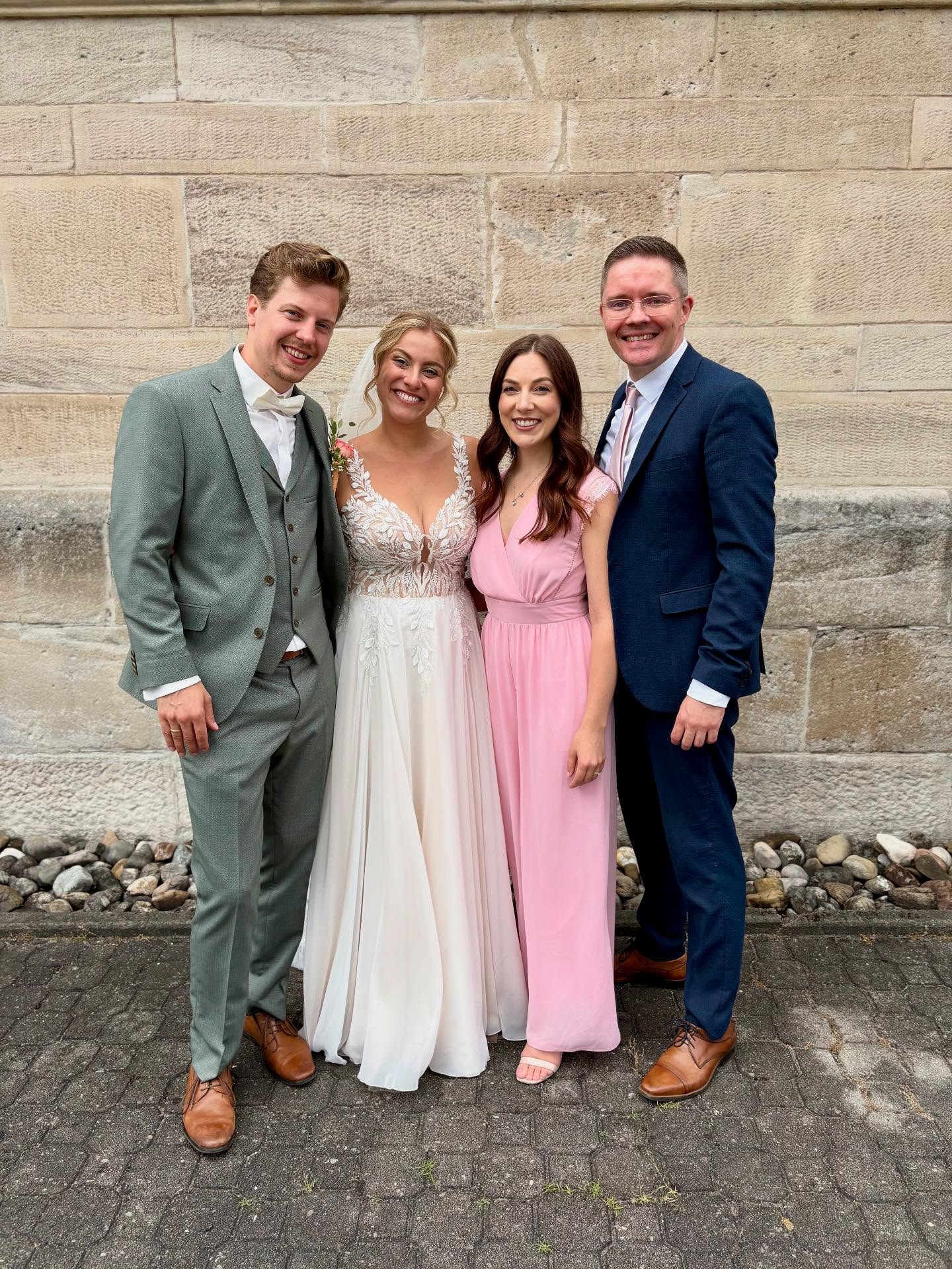 Am Samstag, den 12. Juli, durften Daniel und ich eine wunderschöne Trauung in einer beeindruckenden katholischen Kirche begleiten – zunächst musikalisch während der Zeremonie und danach auch beim Sektempfang direkt vor der Kirche.
⠀
Das Brautpaar Teresa und Daniel hatte sich gleich fünf Songs gewünscht – eine richtig musikalische Trauung! Einige Titel haben wir etwas gekürzt, um alles stimmig in den Ablauf zu integrieren.
⠀
Beim Sektempfang herrschte tolle Stimmung, das Wetter war perfekt – und mein persönliches Highlight: unser letzter Song Your Song, bei dem die Braut und einige Gäste spontan mitgesungen haben.
⠀
Vielen Dank, liebe Teresa, lieber Daniel, für euer Vertrauen. Wir wünschen euch alles Liebe für eure gemeinsame Zukunft! 💛
⠀
#Hochzeit #Livemusik #Trauung #Sektempfang #Sängerin #Pianist #Hochzeitsmusik #YourSong #RebeccaSammet #Duo #Sommerhochzeit