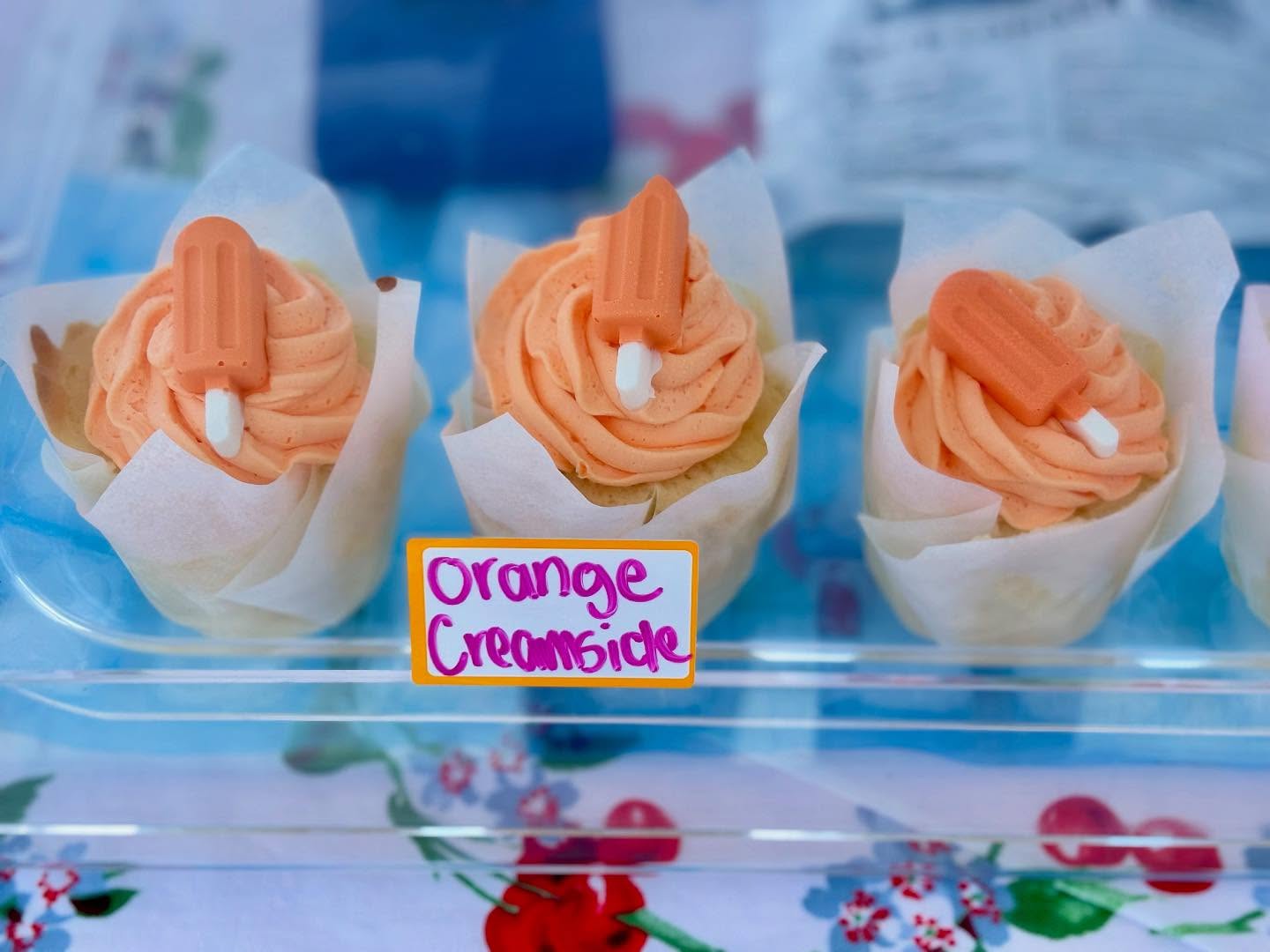 You deserve a sweet treat on a hot day! ☀️🧁 Come on up to Great Festival Park for the Lake Arrowhead Farmer’s Market 2pm-5pm and indulge in some delicious cupcakes and Macarons 😋💕 #storybookbakery #lakearrowheadfarmersmarket #lakearrowhead #macarons #cupcakes #smallbusiness
