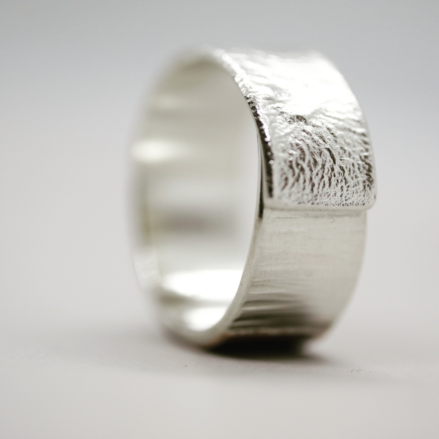 detail of ring | silver
camara.nafplio.greece
#camaraworkshop.com
#jewelrystore #artgallery
#jewelry #art #gallery #silvergold
#designjewelry #handmadejewelry
#ring #nafplio