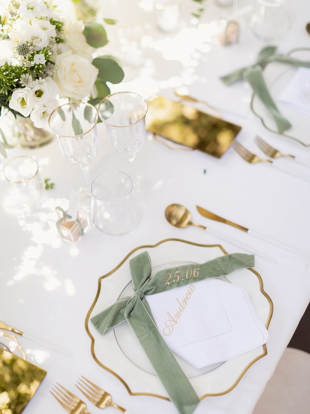 Fresh florals, a green and white palette, and the glow of the Portuguese sun.
A beautiful backdrop for a truly special wedding day in the Algarve!
Planning @daisyamodioevents
Flowers @larrywalshe
Production by @eurologistix
Photo @craigandevasanders
Video @cherrytreefilms