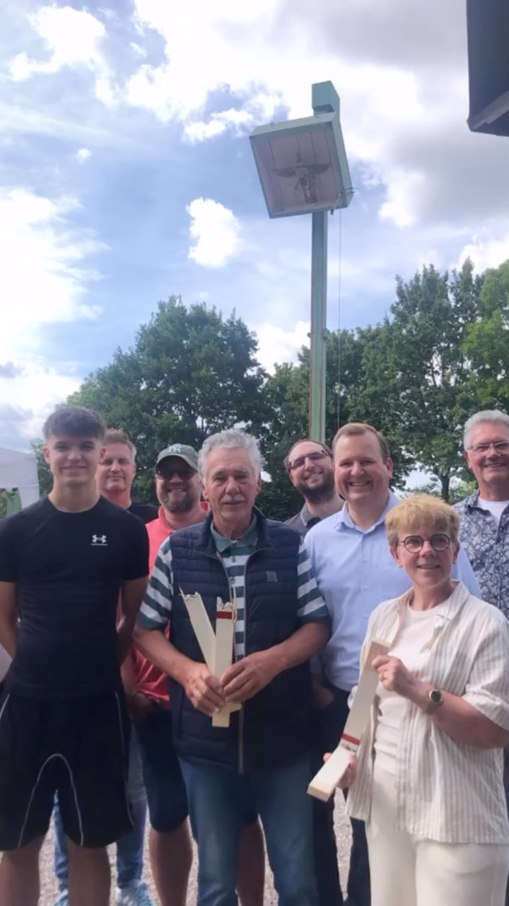 🎯 Gestern waren wir mit gleich drei Mannschaften beim Hochadler-Schießen auf dem Winterberg vertreten.
🦅Zum traditionellen Mannschaftsschießen hatte der „Schützenverein Winterberg von 1906 in Vlotho e.V.“ eingeladen. Gern sind wir der Einladung gefolgt und hatten viel Spaß!
Das Schützenwesen ist für uns fester Bestandteil der Vereinskultur in Vlotho und wir sind dankbar für so viele Menschen, die sich hier mit Herzblut und Leidenschaft engagieren. 👍🏻
Und wie schon beim Mannschaftsschießen in Uffeln konnten wir uns auch hier (zumindest mit einer unserer drei Mannschaften) vor dem politischen Mitbewerber platzieren 😉
#schützenverein #schützenfest #dorfleben #dorfgemeinschaft #mannschaftssport #vlotho #gemeinschaft #florianfürvlotho #zusammenhalt #schützen