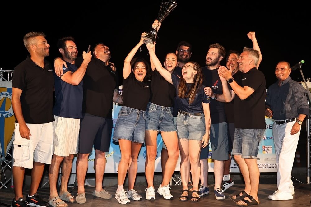 🥇Ne hafta ama 🏆🏆🏆🏆🏆
06-11 Temmuz tarihleri arasında, Kos-Kalymnos-Nisyros-Chalki-Rhodes adaları arasında düzenlenen @rodoscup ‘ı IRC Racing sınıfında kazandık.🏆🏆🏆
Diğer yurtdışı yarışlarımızda olduğu gibi bu yarışa da @dogu_kan_demir (@vmgyelken) ve @izzetgocmenoglu (@madxsailingteam) işbirliği ile Code-Zero / Mad-X ekibi olarak katıldık.💪💪💪
Bu birlikteliği takip etmeye devam edin. Başka sürprizler kapıda.😎
Bütün yarış boyunca büyük mücadele eden şampiyon takımımız:
@onuralpaslan
@gulekismail
@selincerenakca
@nuurrcin
@buketerten
@beratduyanli
@aboynamedcharliebrown_
@coratography
@izzetgocmenoglu
@dogu_kan_demir
Mükemmel parkurlar için yarış yönetimine ve her adadaki harika ortamlar için organizasyon komitesine teşekkür ederiz.🙏🙏🙏