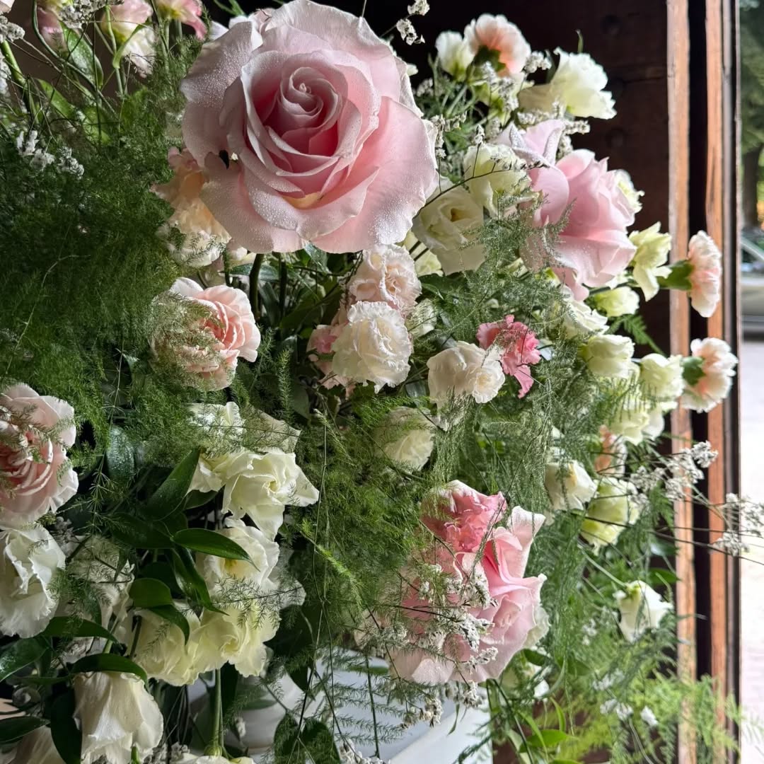 Wedding day il bocciolo_milano 375.7499450 ingresso chiesa #weddingflower #weddingplanneritaly #bridal@amalgarosa @paolamontiglio.weddingph