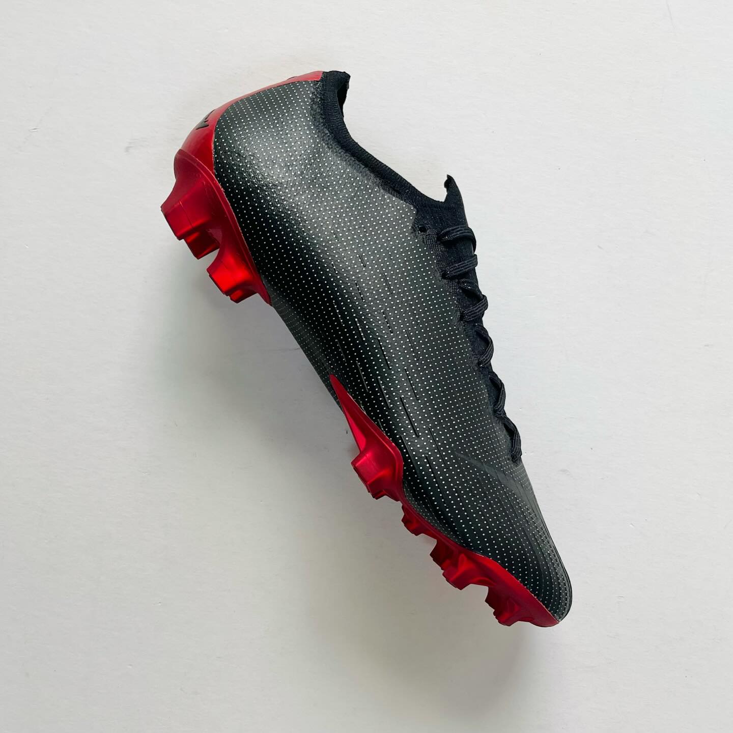 🔥 Street meets speed. The Nike Vapor 12 Elite FG Jordan x PSG is what happens when football heritage, streetwear culture, and precision engineering collide.
Dressed in Black & Challenge Red, this limited-edition collab brings Jordan brand swagger to the pitch — with PSG’s fearless DNA woven through every detail. It’s not just a boot, it’s a statement. 🖤🔴
This is the kind of release that deserves to be worn… but also belongs in a collector’s glass case.
💬 Would you lace them up or lock them away?
#NikeVapor12 #JordanXPSG #SpeedWithStyle #RareBoots #FootballFashion #VaporElite #BootCollector #PSGStyle #ThrowbackHeat #BootsFinder #NikeFootball #LimitedEditionBoots
