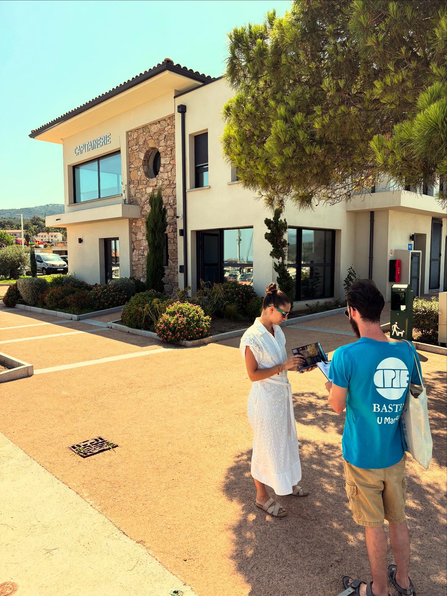 Aujourdâhui Ă la capitainerie nous avons accueilli le RĂ©seau Alien Corse pour une action de sensibilisation sur les espĂšces exotiques envahissantes marines en Corse. đđȘŒđż
Ces espĂšces non natives, comme le crabe bleu, le poisson-lion ou encore lâalgue Caulerpa, peuvent bouleverser notre Ă©cosystĂšme marin. Câest pourquoi chaque signalement est prĂ©cieux !
đ§ Comment agir ?
1ïžâŁ Observez : si vous croisez une espĂšce inhabituelle en mer, prenez une photo ou une vidĂ©o.
2ïžâŁ Signalez : remplissez le formulaire en ligne via đ
đČ www.ffessm-corse.com/reseau-alien-corse
đ Que vous soyez plongeur, pĂȘcheur ou simple curieux, vous pouvez aider Ă prĂ©server nos eaux !
Merci à Réseau Alien Corse pour leur passage, leur expertise et leur travail essentiel.