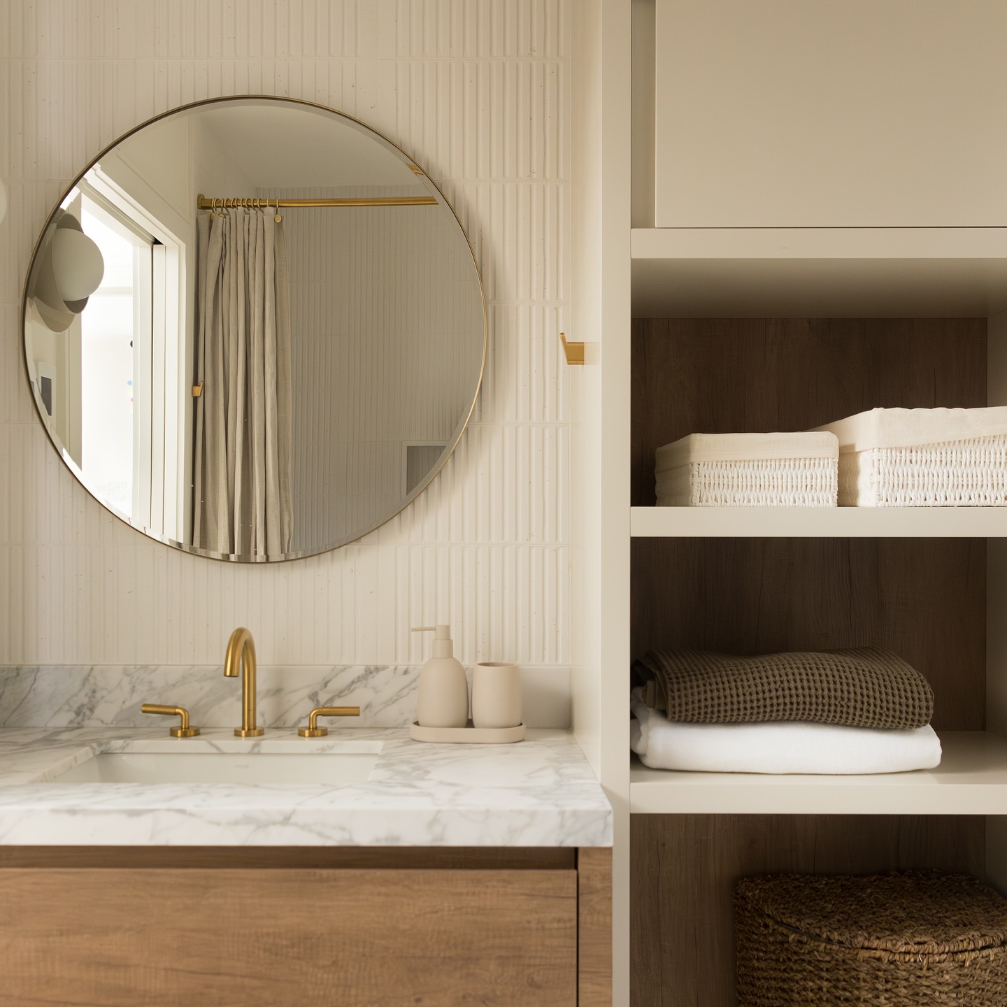 Timeless, neutral tones in this kids’ bathroom designed to grow with them.
Design: @valmeghoryinteriors
Photography: @dhorvathphotography