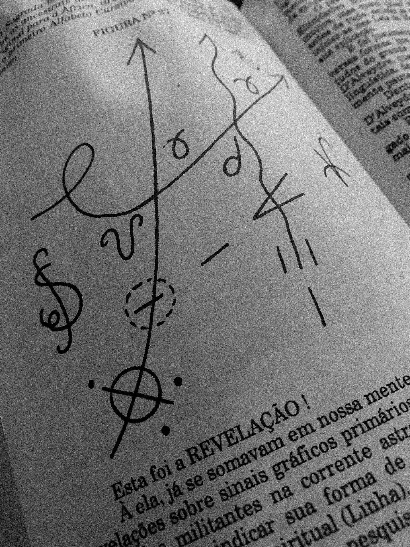 Pemba: A Grafia Sagrada dos Orixás
W. W. da Matta/Mestre Itaoman
(Thesaurus Editora, 1990)
“Pemba: A Grafia Sagrada dos Orixás”, de Mestre Itaoman, é uma obra fundamental para entender a Umbanda Esotérica e a magia dos pontos riscados. O livro mergulha na Lei de Pemba, desvendando a complexidade desses símbolos como verdadeiras tecnologias espirituais.
Os pontos riscados são muito mais que simples desenhos na Umbanda e na Kimbanda; são verdadeiros sigilos e símbolos de magia que operam como a própria assinatura energética das entidades espirituais. Feitos com pemba (um tipo de giz) ou outros elementos, esses diagramas são a linguagem visual do plano astral no terreiro, permitindo a comunicação e a intervenção no mundo físico.
Em essência, tanto na Umbanda quanto na Quimbanda, o ponto riscado é uma forma avançada de magia simbólica. Assim como os sigilos em outras tradições esotéricas encapsulam uma intenção ou uma energia em um símbolo, o ponto riscado materializa a presença e a função da entidade. É um conhecimento ancestral que serve como uma ferramenta espiritual primordial, permitindo que o invisível se manifeste e atue no visível, manipulando a realidade através da intenção e do poder dos símbolos.
Mestre Itaoman, nome iniciático de Wilson da Matta e Silva, foi um escritor e sacerdote que dedicou a vida a sistematizar e aprofundar os conhecimentos de Umbanda.
Itaoman explica, em seu livro, as origens das escritas sagradas e a conexão da Pemba com a astrologia, revelando as “chaves” mágicas que permitem a manipulação das forças sutis. A obra detalha como ler e elaborar pontos riscados, além de abordar o papel do médium magista e rituais de imantação astral. É um guia profundo para quem busca compreender a Pemba não apenas como traço, mas como ponte viva entre o mundo físico e o astral, essencial para a atuação e conexão com as entidades na Umbanda.
#magia #kimbanda #umbanda #pontosriscados #sigilos #pemba #sarava #macumba #wwsilva #axe #ocultismo #esoterismo #conhecimento #SabedoriaOculta #JornadaEspiritual #Despertar #encruza