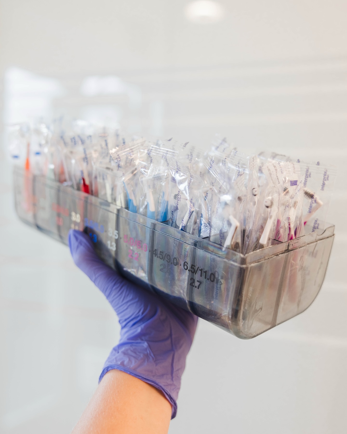 Tussen je tanden schoonmaken? Gebruik ragers!
Wist je dat je met alleen tandenpoetsen maar 60% van je gebit reinigt? De ruimtes tussen je tanden blijven vaak vuil, en dat kan leiden tot tandvleesproblemen of gaatjes.
Daarom raden wij ragers aan! Ze zijn speciaal ontworpen om tussen de tanden te reinigen, waar je tandenborstel niet bij kan. Regelmatig gebruik helpt je gebit schoon, gezond en fris te houden.
Heb je vragen over welke maat rager bij jouw gebit past? Vraag het ons gerust tijdens je volgende bezoek.
Heeft u vragen of wilt u een afspraak maken? Neem gerust contact met ons op via www.annatump.nl, bel ons op 070 22 12 119 of stuur een e-mail naar info@annatump.nl
📍Kranenburgweg 180p
2583 ER Den Haag
📍 Hellingkade 250
2583 WC Den Haag
#tandartsdenhaag #tandartsscheveningen #mondzorgdenhaag #tandartspraktijkdenhaag #gezondemond #witteglimlach #invisalign #tandenbleken #facings #cosmetischetandarts #kindertandarts #mondhygienist #tandartsangst #modernetandarts #denhaag