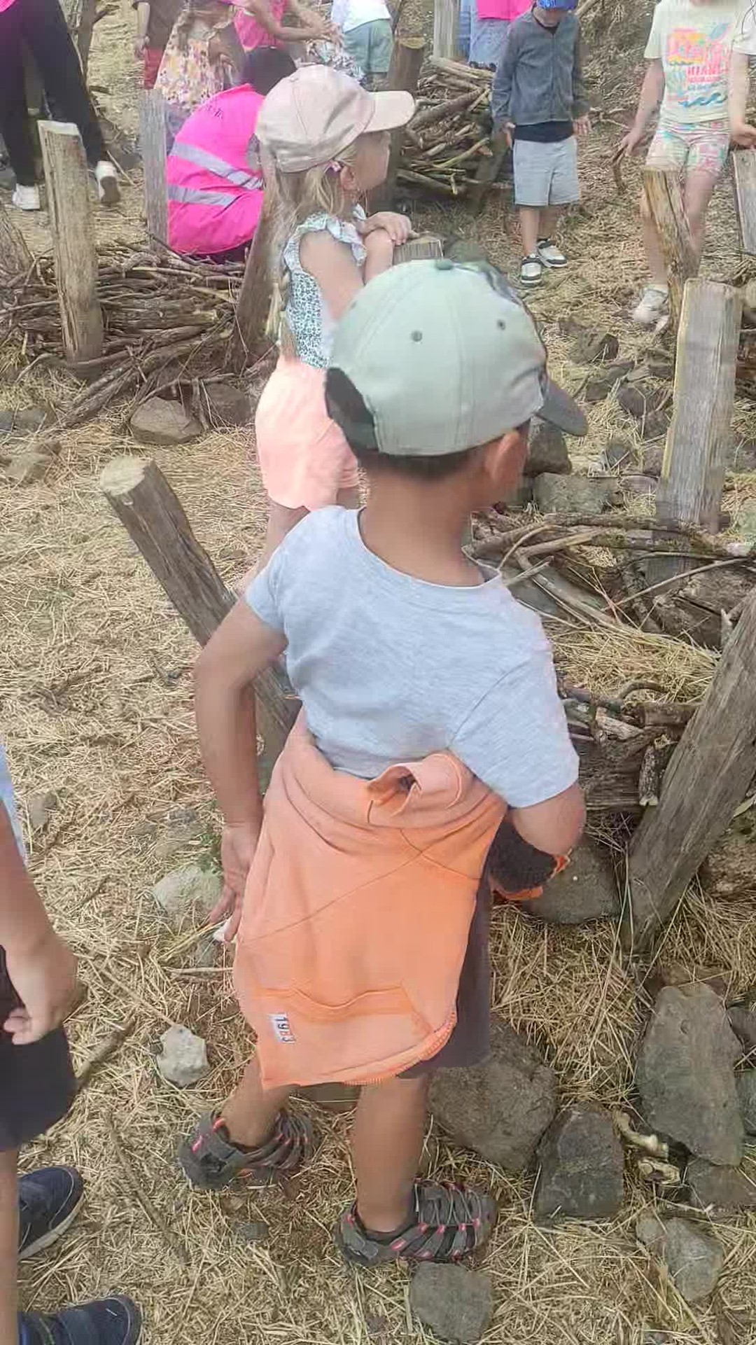 Aujourd'hui sortie à la #volerieduforez. Atelier confection de nid avant le pique-nique.