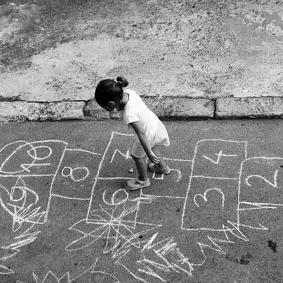 COME NASCE A MENTE APERTA?
Lo studio prende vita nel 2021 grazie all’iniziativa della pedagogista Valentina Mora, con l’intento di offrire supporto educativo e consulenza pedagogica personalizzata. La volontà di crescere e rispondere in modo sempre più completo ai bisogni delle persone ha portato, nel tempo, all’incontro con Virna Braglia, professionista con competenze complementari e specializzata nei Disturbi del Neurosviluppo.
Da questa collaborazione nasce un nuovo progetto a Carpi: uno spazio innovativo pensato per mettere al centro la persona e accompagnarla nel suo percorso di crescita in tutte le sue dimensioni. Un luogo dove professionalità e passione si incontrano, e dove ogni intervento viene costruito su misura, grazie al lavoro sinergico di diverse figure specialistiche.