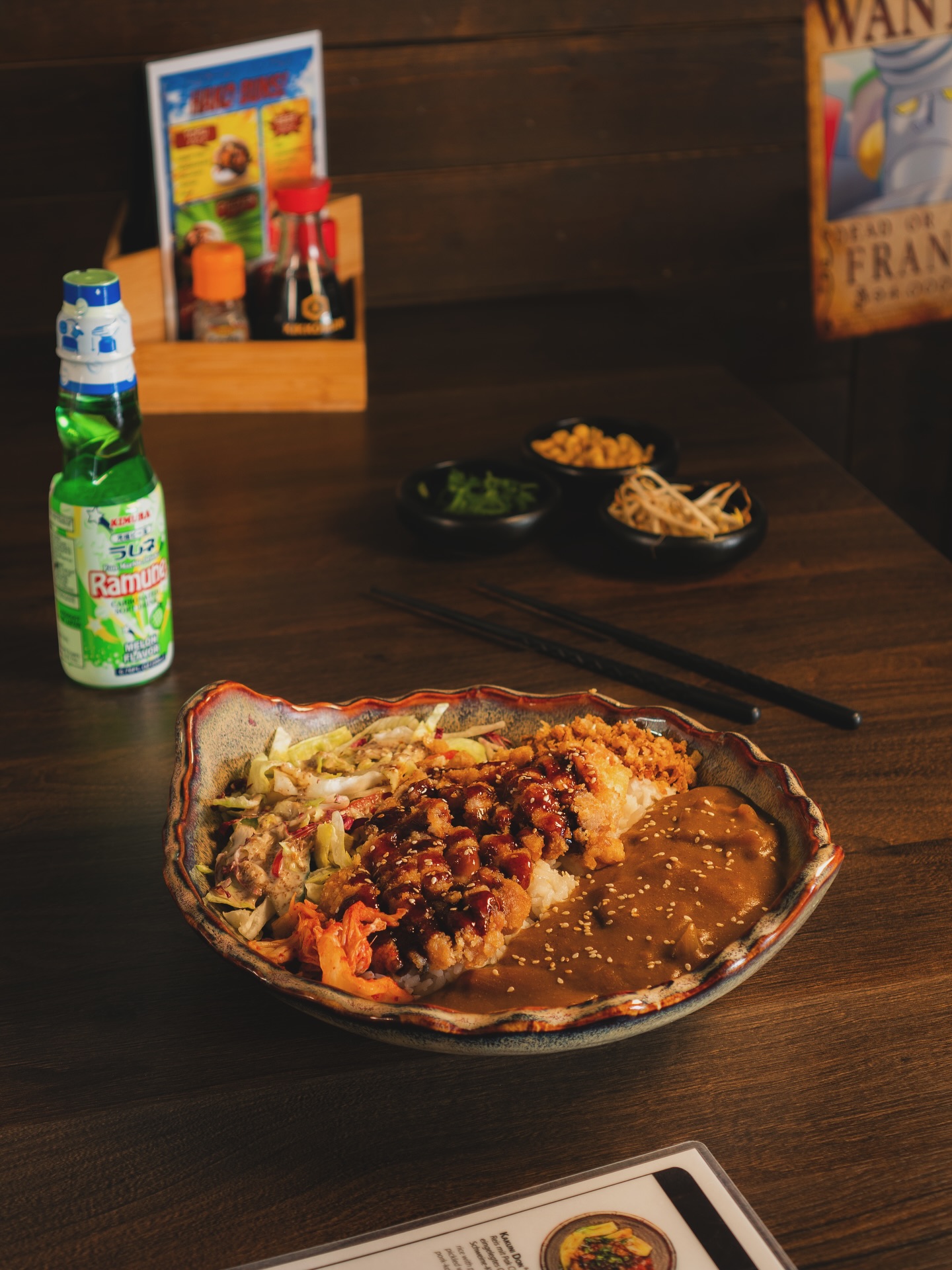 HAKO CHICKEN KATSU CURRY 🍛🥢
Knuspriges Hähnchen-Katsu auf fluffigem Reis, dazu japanische Currysauce, knackiger Salat und Fukujinzuke – eingelegtes Gemüse mit süß-pikantem Aroma.
Ein Klassiker aus Japan – comforting, crunchy und einfach satisfying.
👉 Gehört zu unseren beliebtesten Gerichten bei Hako!
🔻Nur bei Hako Ramen in Hamburg, Berlin, Potsdam & München
🕛 Auch im Mittagsangebot – Montag bis Freitag, 12–16 Uhr, zum Mittagspreis