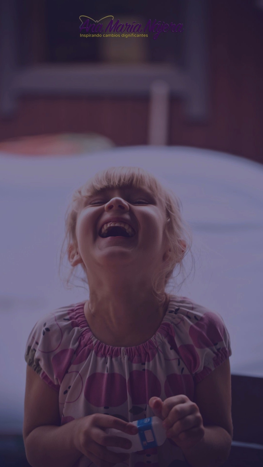 Cuando estamos ante situaciones difíciles, estresantes, llega incluso a darse una respuesta donde pareciera que más cerca debemos estar de lo que nos preocupa y que pueda ser una falta de seriedad o de responsabilidad si nos reímos, si lo tomamos con una actitud sonriente y sucede lo contrario ¡cuánto nos alejamos del bienestar o de mejores decisiones ante tanta tensión!
https://www.anamarianajeralemus.com/post/el-poder-de-la-risa
#RíeResiste #AlegríaConsciente #SaludEmocional #FuerzaInterior #LuzEnLaOscuridad #ResilienciaPositiva #EligeLaAlegría #ActitudQueSana #BienestarMental #PoderDeLaRisa #VivirConSentido