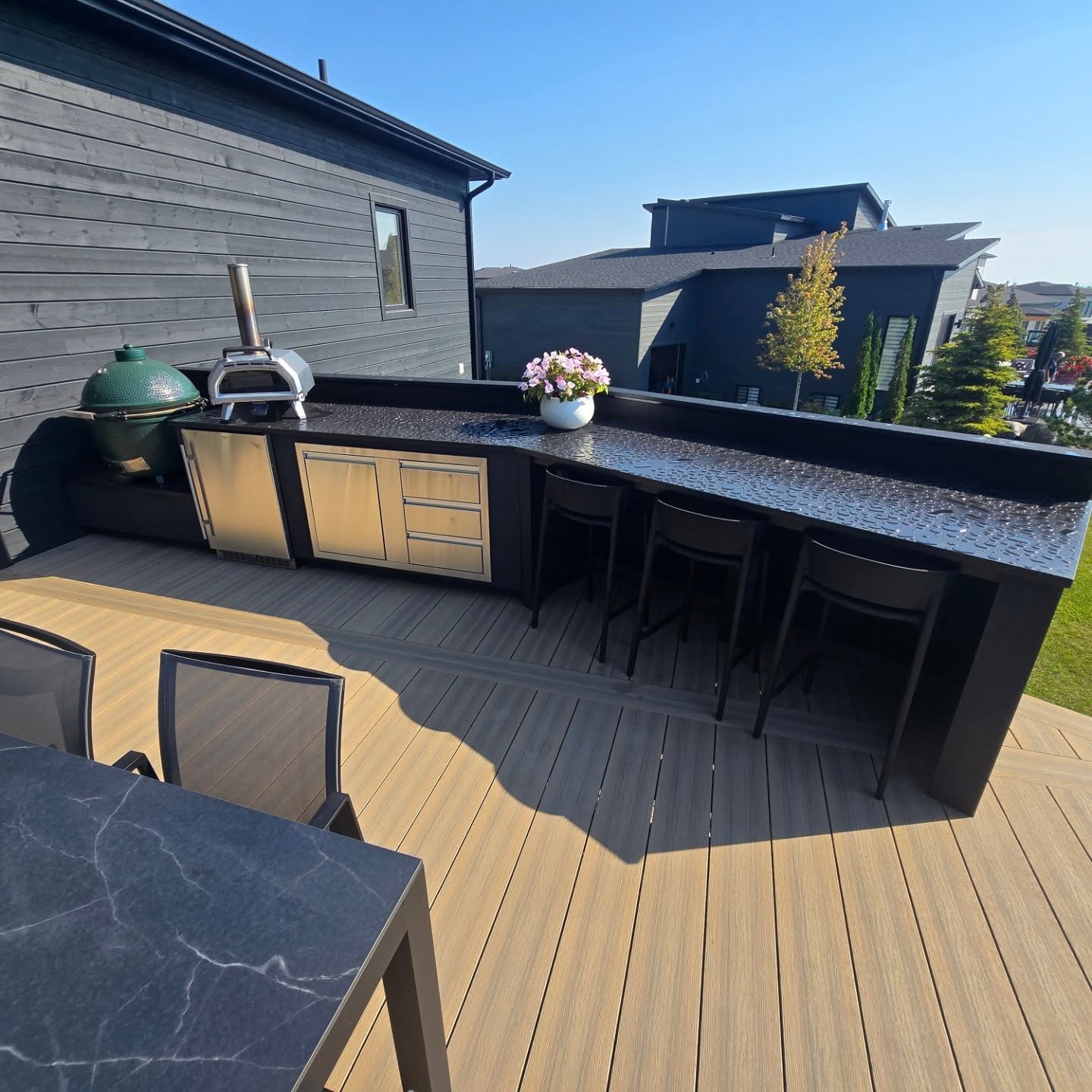 Transforming backyards into resort-style retreats 🌿🔥
This custom outdoor kitchen and bar setup is built for entertaining — featuring sleek stone finishes, premium appliances, and plenty of seating for unforgettable evenings.
#SimcoeDecks #OutdoorLiving #BackyardGoals #DeckDesign #OutdoorKitchen #ModernDeck #CompositeDecking #EntertainOutdoors #DeckLife #MadeForLiving