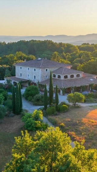 🎥 Unser neuer Imagefilm ist da!
Tauche ein in die Welt des Domaine du Frigoulet 🌿✨
Lass dich entführen an einen Ort, wo die Zeit langsamer tickt, der Lavendel duftet, der Apéro im Sonnenuntergang leuchtet – und wo aus Gästen Freunde werden.
🌞 Was das Frigi so einzigartig macht?
– 600’000 m² unberührter Naturpark nur für dich
– gemeinsame Abende auf der grossen Terrasse mit Vincent’s 4-Gänger
– keine Fernseher, dafür tiefe Gespräche & Vogelkonzerte
– geführte Bike- und Wandertouren an Orte, die du alleine nie finden würdest
– Trails durch duftende Lavendelfelder & kleine versteckte Dörfer mit Café-Stopps
– Hängematten unter Pinien, Märkte in Barjac, Aussichtspunkte zum Staunen
– ein Herzensprojekt mit Geschichte & Seele – seit über 25 Jahren in Familienhand
🚴♀️ Wer einmal mit dem Bike durch die lilafarbenen Felder von Mas Lozard bis Orgnac gerollt ist, mit dem Fahrtwind in der Nase und dem Zirpen der Grillen im Ohr, vergisst das nie. Unsere Guides zeigen dir die charmantesten Dörfchen und die besten Trails – von gemütlich bis wild, von Flow bis Abenteuer.
📽️ Schau rein, fühl’s – und vielleicht kommst du bald vorbei🥳
@naturemovie