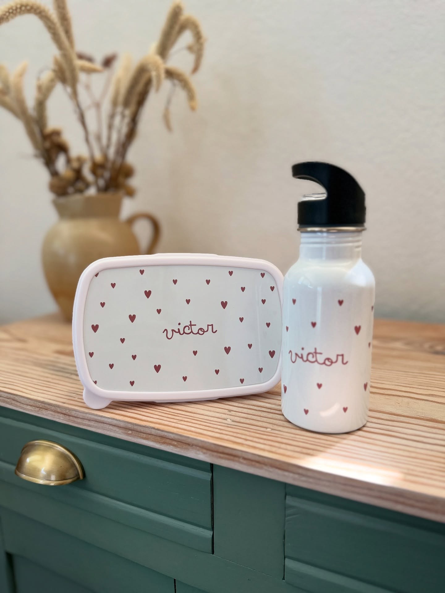 🎒 Le temps file (plus vite que le goûter dans une cour de récré)… ⏳
Dans 1 mois et demi, c’est déjà la rentrée !
Et pour la vivre avec style (et sans mélange de compote au fond du sac), on a pensé à un duo gourde + boîte à goûter 100% personnalisable 🧃🍪
Leur prénom, un petit mot doux… tout est possible pour que leurs petites affaires soient aussi chouettes qu’eux 💫
🖍 À personnaliser maintenant, pour une rentrée organisée et pleine de peps !
#rentrée2025 #boîteàgoûterpersonnalisée #gourdepersonnalisée #écoliersstylés #rentréeenfant #cadeaupersonnalisé #personnalisationfrançaise #luzetnina #maternellepower #teamparentsprévoyants