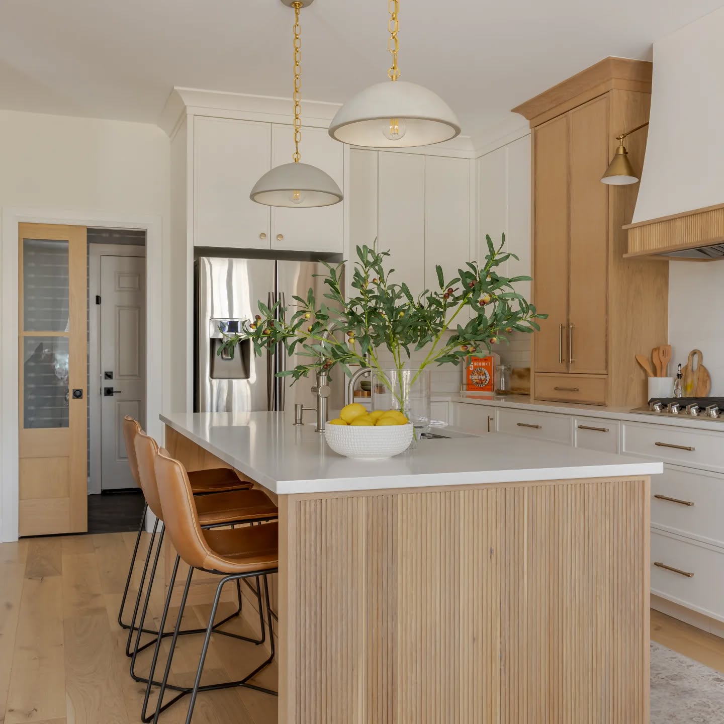 Current status: surviving the heatwave, thriving in chaos all while designing beautiful kitchens like this 😎 Busy and blessed ✌🏻
Design: @elizabeth.montilla.design
Construction: @spruceside_construction
Photography: @interiorsbyyoungglass