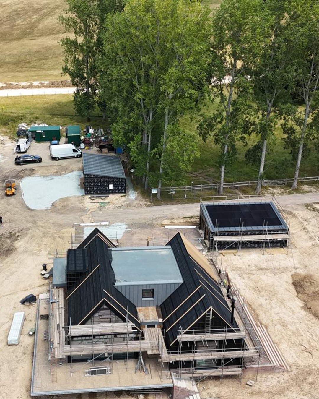 Wadhurst / Work in Progress - Luxury Countryside House
Timber Cladding... Started! πͺ πͺ΅
Architects @theisandkhan
Timber @russwooduk
#construction #architecture #architect #newbuild #luxury #house #granddesigns #newbuildhouse #modernhouse #onsite #progress #contractor #contemporaryarchitecture #residentialarchitecture #eastsussex #summer #countryside #nature