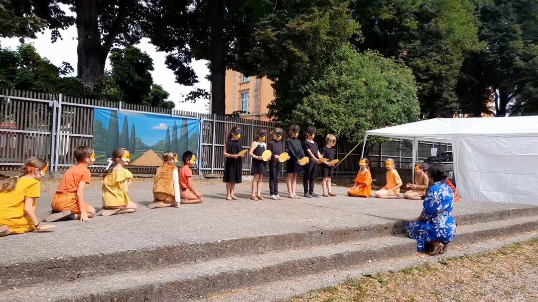 Les CE présentent une Fable chantée et mimée de Jean de la Fontaine : le corbeau et le renard ou comment la flatterie peut piéger ceux qui sont trop sensibles aux louanges.