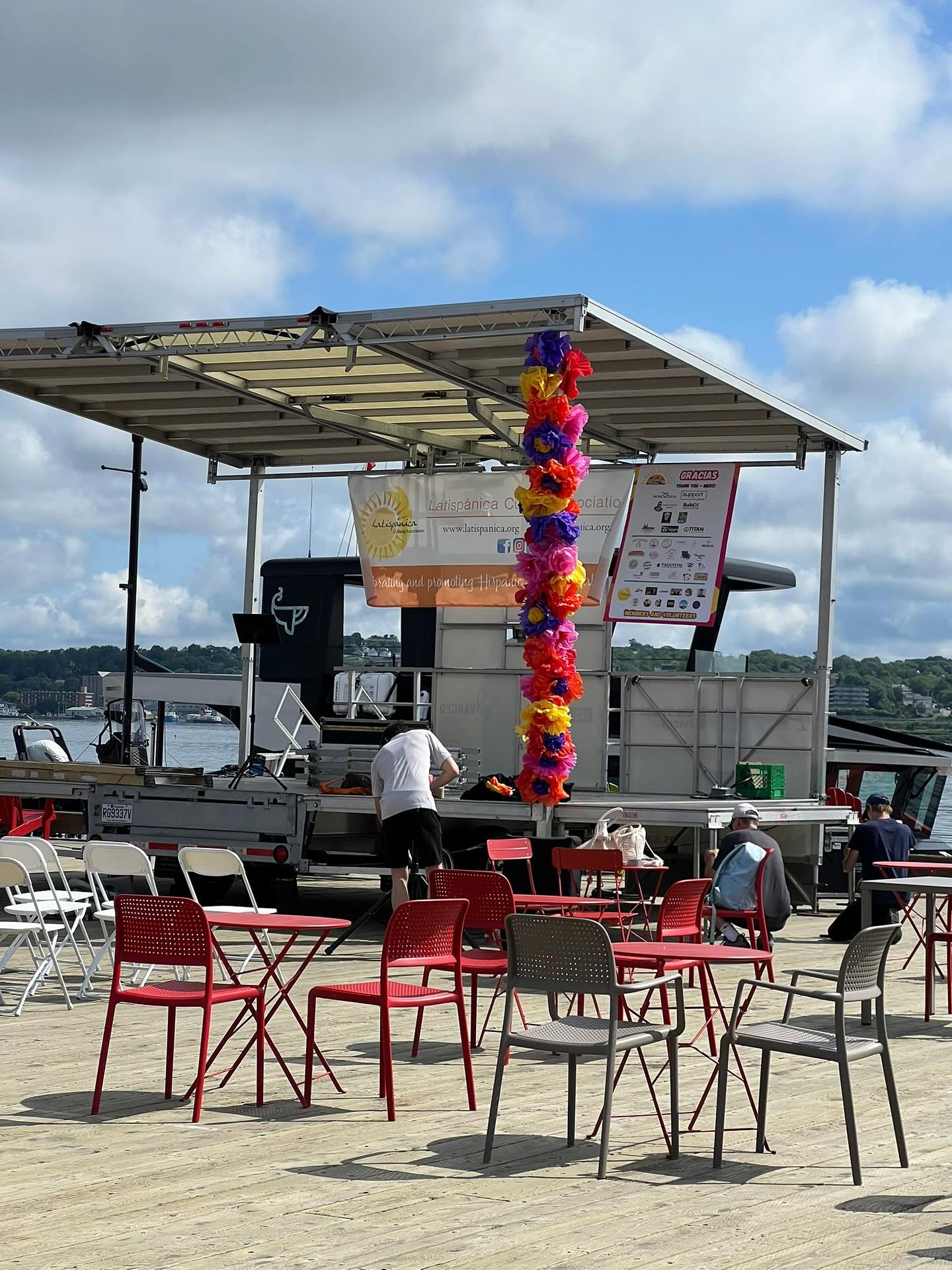 A little ✨Pampeliska magic✨ made its way to Latinfax 2025 this weekend! I had so much fun volunteering with the decorations and helping add a pop of color to Halifax’s biggest celebration of Latin culture.
Huge thanks to @latispanica and its amazing director @denissemolinaq for pulling it all together—and to the lovely group of volunteers who helped bring the vision to life with their gifted hands (no glue guns needed!).
We made the flowers out of plastic—just in case Halifax decided to throw a little rain our way. It was the first time the festival had these kinds of decor touches, and I’m already dreaming of going even bigger next year 🌸💃
Tagging the amazing people and communities who make Halifax shine: @hfxnoise @halifaxevents.ca @downtownhalifax @whattodohalifax @discoverhalifax
#Latinfax2025 #Latispanica #LatinJoyInHalifax #PampeliskaStudio #CommunityDecor #HalifaxEvents #ColorAndCulture
⸻
¡Un poquito de magia de Pampeliska llegó a Latinfax 2025 este fin de semana! Fue un placer ser parte del equipo de decoración y ayudar a ponerle un toque de color al festival más grande de cultura latina en Halifax.
Un montón de gracias a Latispanica y a su increíble directora Denisse por hacerlo posible, y a los voluntarias que con sus manos talentosas le dieron vida a cada decoración.
Las flores las hicimos de plástico—por si acaso el clima impredecible de Halifax nos sorprendía con lluvia. Fue la primera vez que el festival tuvo detalles decorativos así, ¡y ya estamos pensando en cómo hacerlo aún más bonito el próximo año! 🌼✨
#Latinfax2025 #Latispanica #FiestaLatinaHalifax #PampeliskaStudio #DecoracionComunitaria #AlegriaYColor