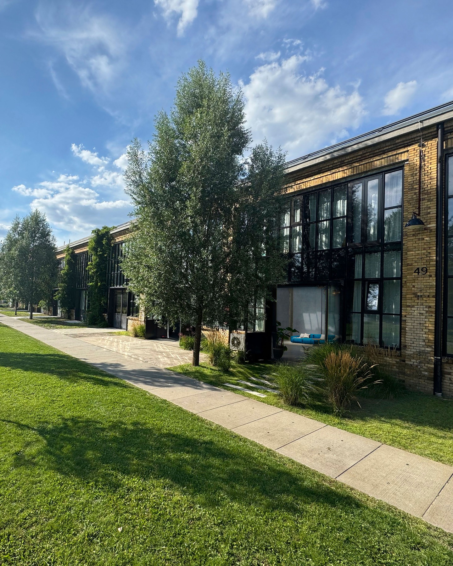 Summer Vibes im Spielfeld Berlin
Wenn draußen die Sonne strahlt, zieht auch drinnen der Sommer ein. Unser Studio badet im Licht – und die Energie steigt.
Design trifft auf Leichtigkeit und Vielfalt. Zwischen Natur, Wasser und urbanem Flair bietet unser Studio unzählige Motive – von clean bis kreativ, von puristisch bis verspielt.
Und wer gerne noch mehr mag:
Das Boot liegt bereit.
#SpielfeldBerlin #SummerVibes #WorkWithASpotOfSun #StudioLife #BerlinStudio #ContentCreation #DesignVibes #NatureMeetsCity