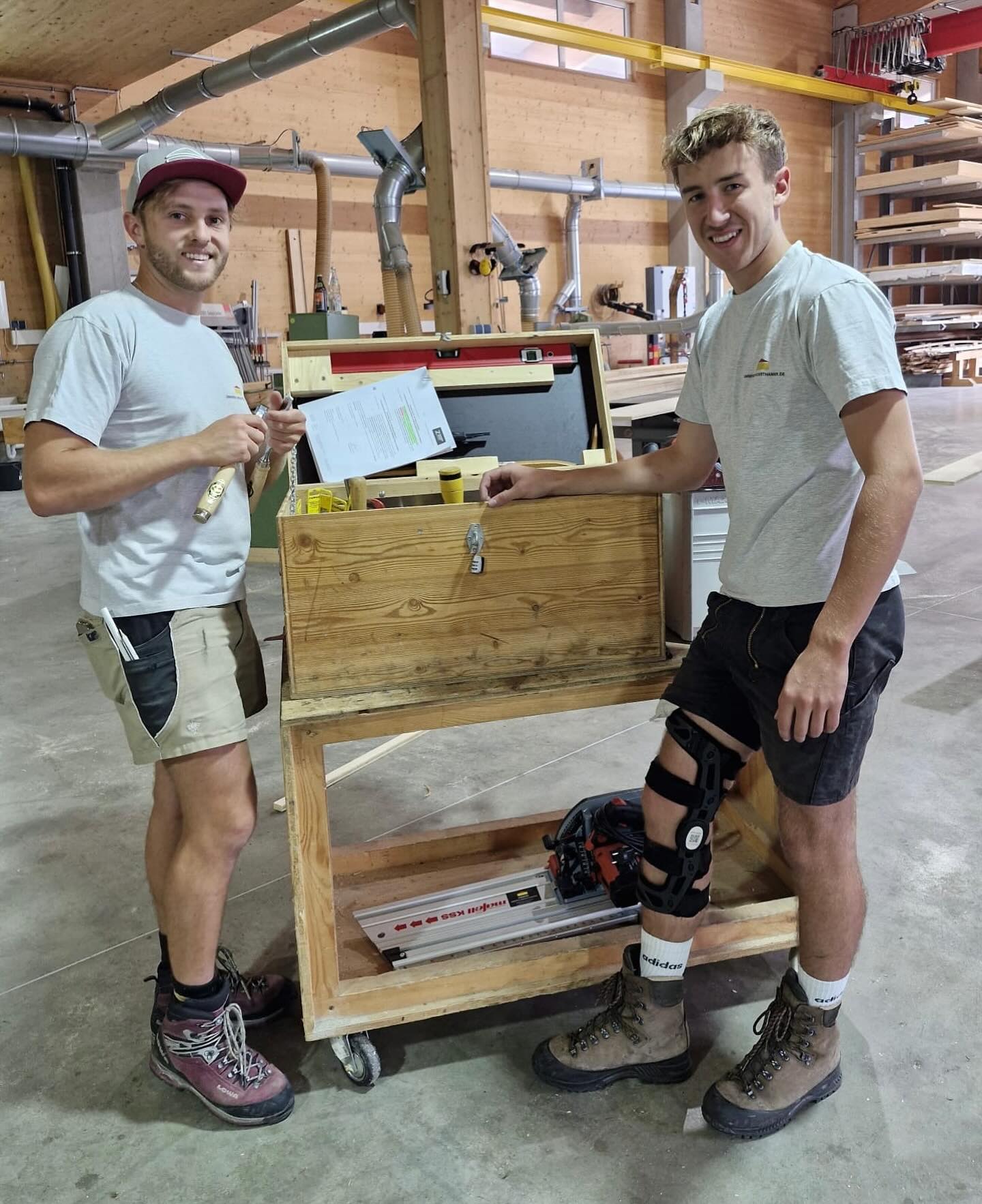 NOCHMAL ALLES GEBEN!💪🏽Unser Azubi Miche steht kurz vor seiner praktischen Gesellenprüfung!⚒️
Zusammen mit Christoph, Zimmerermeister macht er seine Werkzeugkiste startklar - frisch geschliffen und komplett! 🧰✨Nebenbei fragt Christoph, ob alles klar ist oder er noch Hilfe braucht, damit alles gut läuft.
Das ganze Team drückt die Daumen - Viel Erfolg, Miche🍀👊🏽
#endeinsicht #endspurt #zimmererprüfung #gesellenprüfung #ausbilung #handwerkrockt #holzbau #zimmererlehre #berufsschulebadaibling #werkzeugkiste #zimmereiniederthanner
