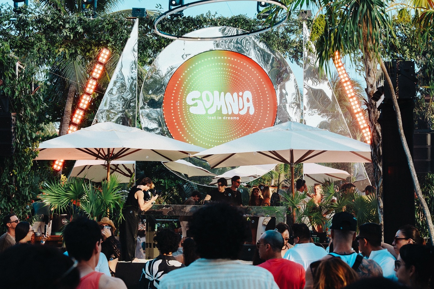 Crear producciones que de día sean espectaculares y de noche te lleven a un sueño 😮💨
Cuando en la planeación todo fluye, se nota.
Sax: @jamesponette
Audio & producción: @laproductoraeventos
Venue: @areiaislamujeres