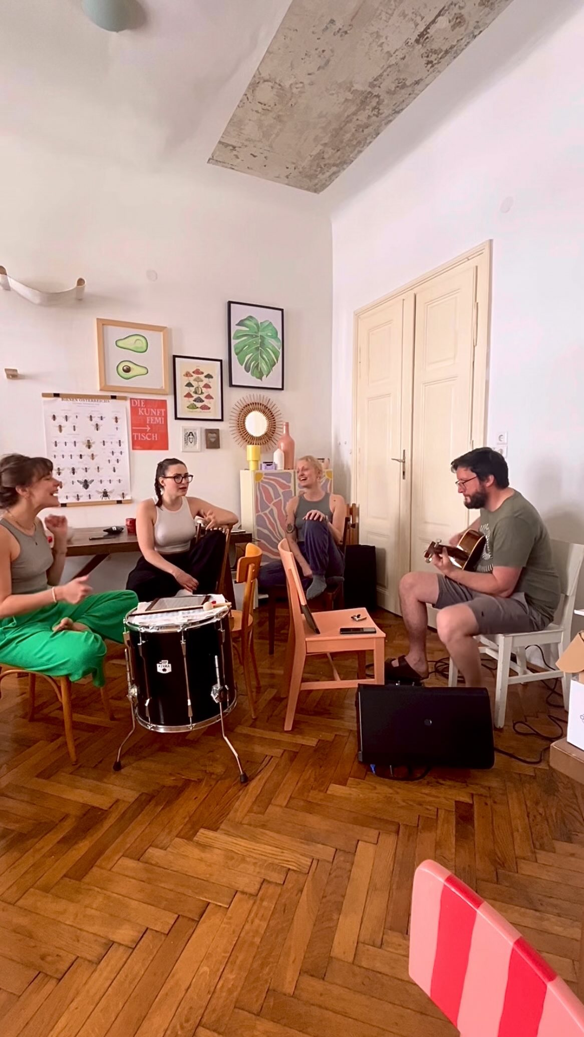 Seids net gschamig und kommts heut um 19.30 in @dienachhaltigekreisslerei zu unserem ersten schmorrn. akustik Set 🤩
Die wunderbare @maola.music ist auch mit dabei💖
@reinhardt_kulturmitherz
#soulaufsteirisch #mundart #schmorrn