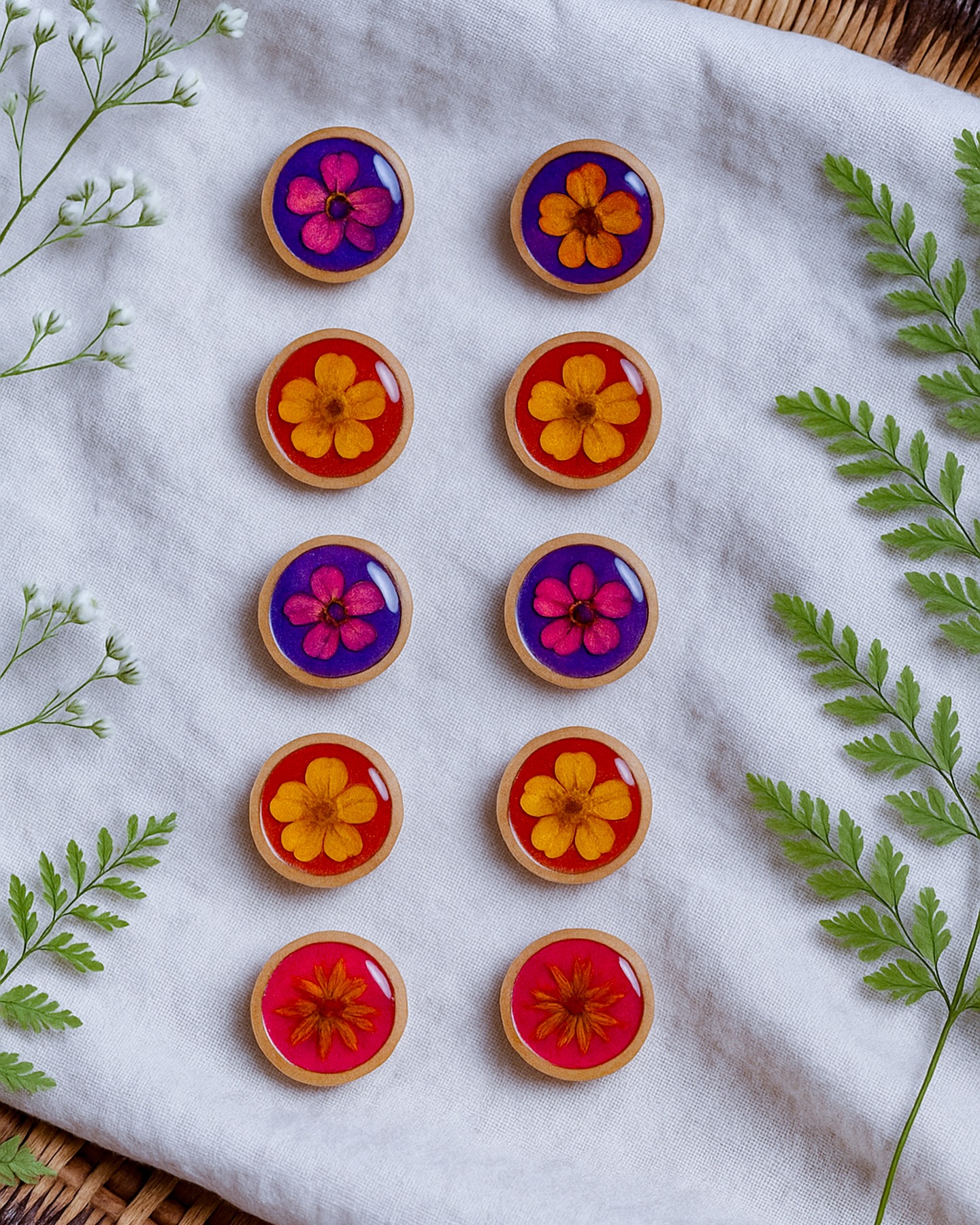 🌸 Des couleurs qui captent le regard.
Des fleurs naturelles préservées dans la résine et façonnées à la main, ici à Paris.
Pensées pour celles qui cherchent l’alliance parfaite entre authenticité, douceur et style.
Chaque paire est unique, empreinte d’une véritable âme artisanale 💫
📍 Disponible à Montmartre chez Comptoir Latino – 30 rue des Trois Frères, Paris
📩 Et si vous souhaitez une création 100 % personnalisée, écrivez-nous 🌿
#tika #bijouxartisanaux #bijouxfleuris #bijouxfaitmain #stylebohème #créatriceparisienne #bijouxnature #faitmainavecamour #artisanal #culturelatino #pariscréation #slowbijou