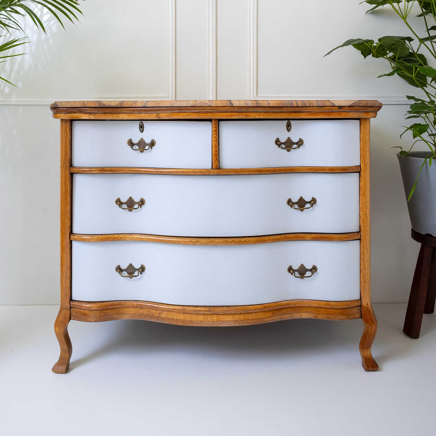 ✨ Elegancia clásica con alma moderna.
La cajonera “Luz de Cedro” es una joya restaurada a mano, lista para transformar tu espacio.
🪵 #MueblesConHistoria #DiseñoMexicano #DecoraciónConEstilo
Conócela en el link en bio.