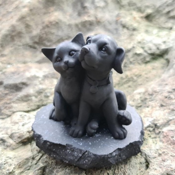 🐾🐶🐱 Adorno de Shungita “Compañeros de Energía” 🐱🐶🐾
Lleva la armonía y la ternura a tu hogar con nuestro dúo encantador: un perrito alegre y un gatito curioso, tallados en auténtica shungita de Karelia. Juntos actúan como guardianes sutiles que protegen tu espacio y llenan de calidez cada rincón.
🌟 Características:
* **Tamaño ideal**: cada figura mide entre 6 y 7 cm, perfecta para escritorios, estantes o mesas de luz.
* **Acabado satinado**: resalta el negro profundo y las vetas naturales de la piedra.
* **Detalles expresivos**: el perrito con orejas erguidas y mirada vivaz, el gatito en posición de alerta, transmiten alegría y cercanía.
🔮 **Beneficios energéticos**
* **Escudo EMF dual**: dos esculturas que neutralizan las radiaciones electromagnéticas de tus dispositivos.
* **Purificación del ambiente**: filtran vibraciones densas, aportando calma y equilibrio.
* **Conexión emocional**: la compañía animal despierta cariño y sosiego, reforzando tu bienestar.
🐾 **Ideas de uso**
1. **Espacio de trabajo**: colócalos junto a tu computadora para sentir su protección durante tus horas de concentración.
2. **Rincón zen**: ponlos en tu mesita de noche o en tu altar de meditación para invocar serenidad al cerrar el día.
3. **Regalo con sentido**: sorprende a quien ama los animales y la energía positiva con este dúo que cuida el espíritu.
✨ “Tu espacio de bienestar natural” ✨
#Shungita #CompañerosDeEnergía #BienestarNatural #ProtecciónEMF #ShungiLife #DecoraciónZen #EnergíaPositiva