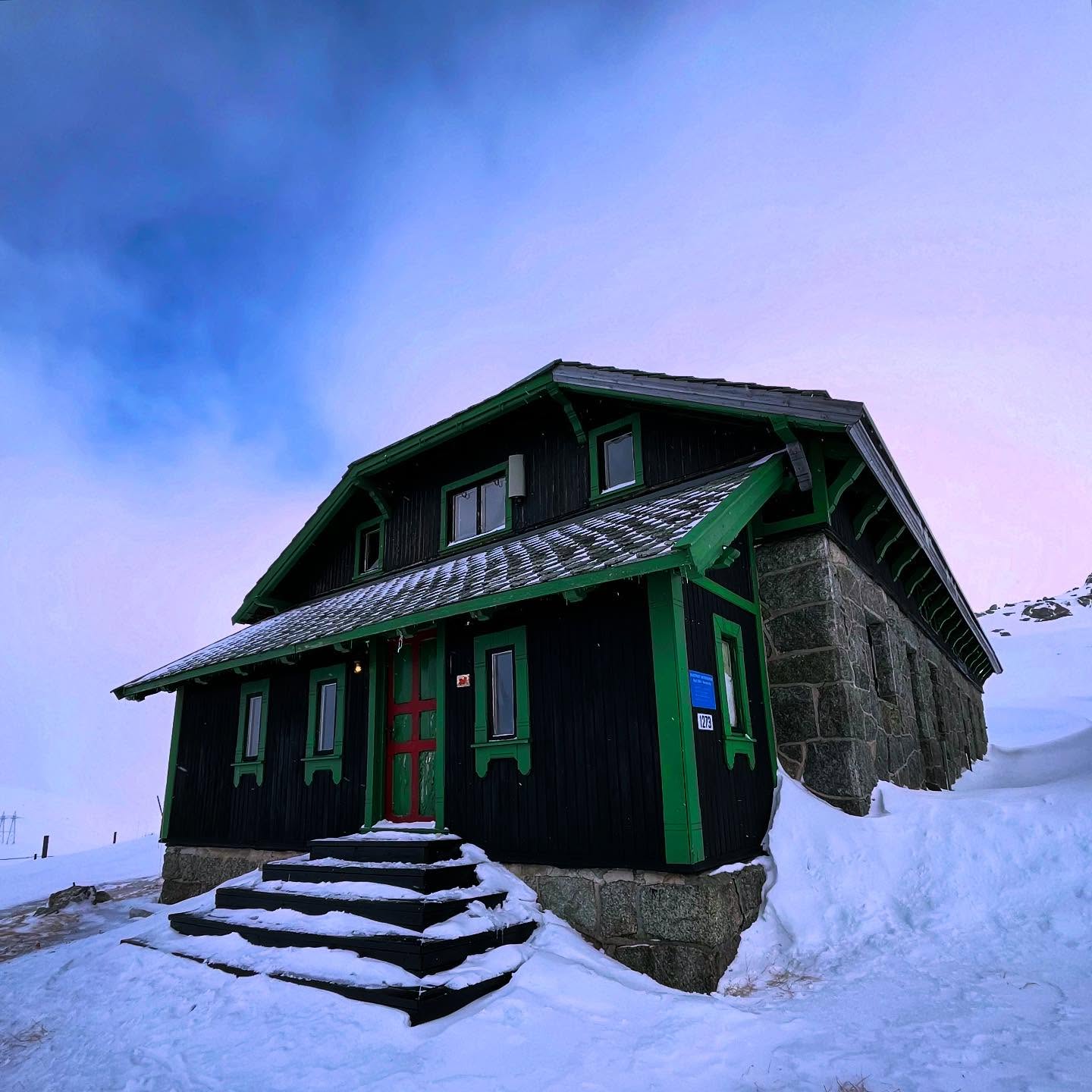 WORKERS CABIN 🛖 pt1
Halfway through my solo Norway expedition back in Feb, I met an amazing Norwegian family who’d renovated a 150 year old railway workers cabin deep in the Finse wilderness.
I can’t really describe what it felt like to witness this place after 10 days of living alone in a tent and almost being blown off a mountain in a storm 😶🌫️ so let the photos describe. 🤩
One the most amazing buildings I’ve ever seen.
The family were so warm and generous and proved that 🇳🇴 stew is tasty af. 🤌🏼
#adv #finse #cabins #finsecabin #expedtition #arcticexpedition #kidneytransplantrecipient