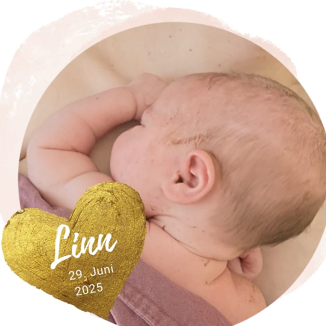 Hallo kleine Linn!
Du wurdest in einer lauen Sommernacht geboren.
Das Fenster stand offen und während du dich im Geburtshaus auf die Reise in die Welt gemacht hast konnten wir den Fröschen bei ihrem nächtlichen Konzert lauschen.
Nachdem die Fruchtblase unter kräftigen Wehen gesprungen war hast du nicht mehr lange auf dich warten lassen und wurdest ganz schnell in diese Welt geboren.
#geburtshaus #geburtshausgeburt #sommernacht #junibaby #hebammen #wunderwerk #42 #selbstbestimmtgebären