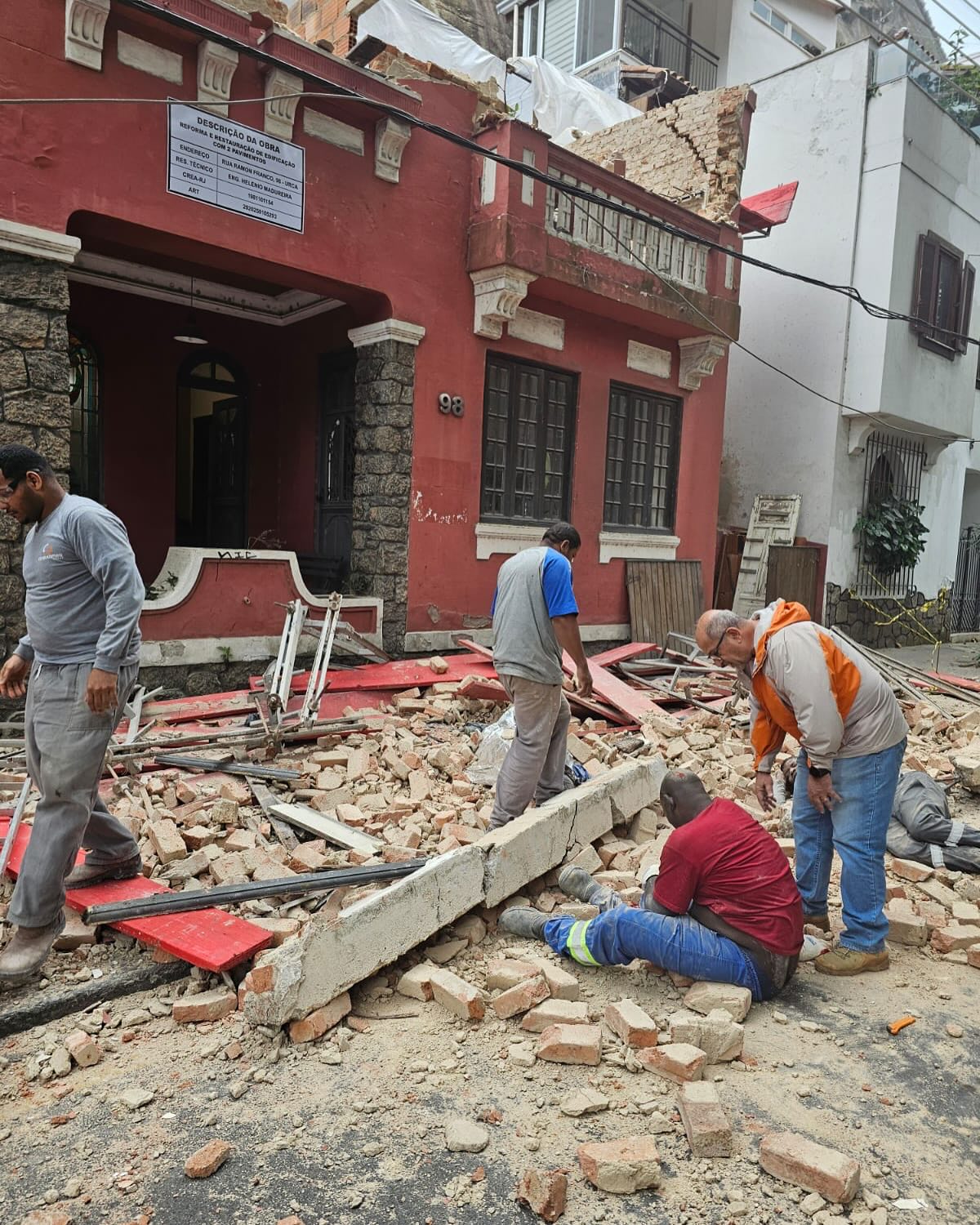 INVASÃO DE CASA EM OBRA, NA URCA.
Segundo denúncia de moradores, a casa número 68 da Ramón Franco, cuja obra recentemente resultou em desabamento, ontem foi invadida por pessoas em situação de rua.
Avisado, o Cel. Bonato, Comandante do 2º BPM, imediatamente mandou uma patrulha verificar a questão, mas naquele momento o local estava vazio.
Agradecemos ao Comandante Bonato por sua pronta ação.
Encaminhamos, também, à Subprefeitura, pedido de intimação ao proprietário da casa, para que cerque o local, evitando futuras invasões. @2bpm_pmerj