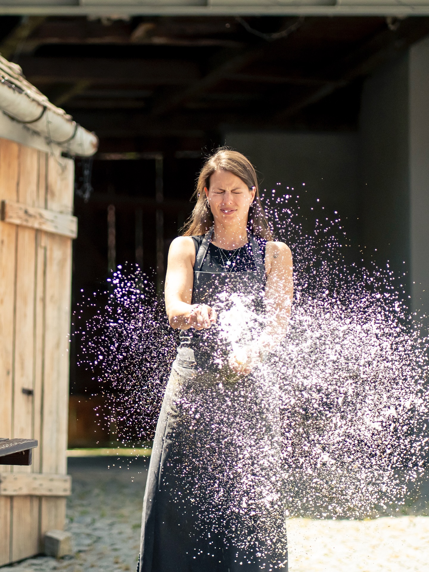 Wenns direkt ins Auge geht. 🤓 übrigens: heut bis Samstag gibts Sprudel und Snacks @amheiligenstein33 - schauts vorbei, schmeckt ganz gut! 🤌🏼🍾 #huglsprudel #trubelsprudel #kamptal #sekt #jungewildewinzer #femalewinemaker #disgorment #facial
Fotos: @pointofviewfoto