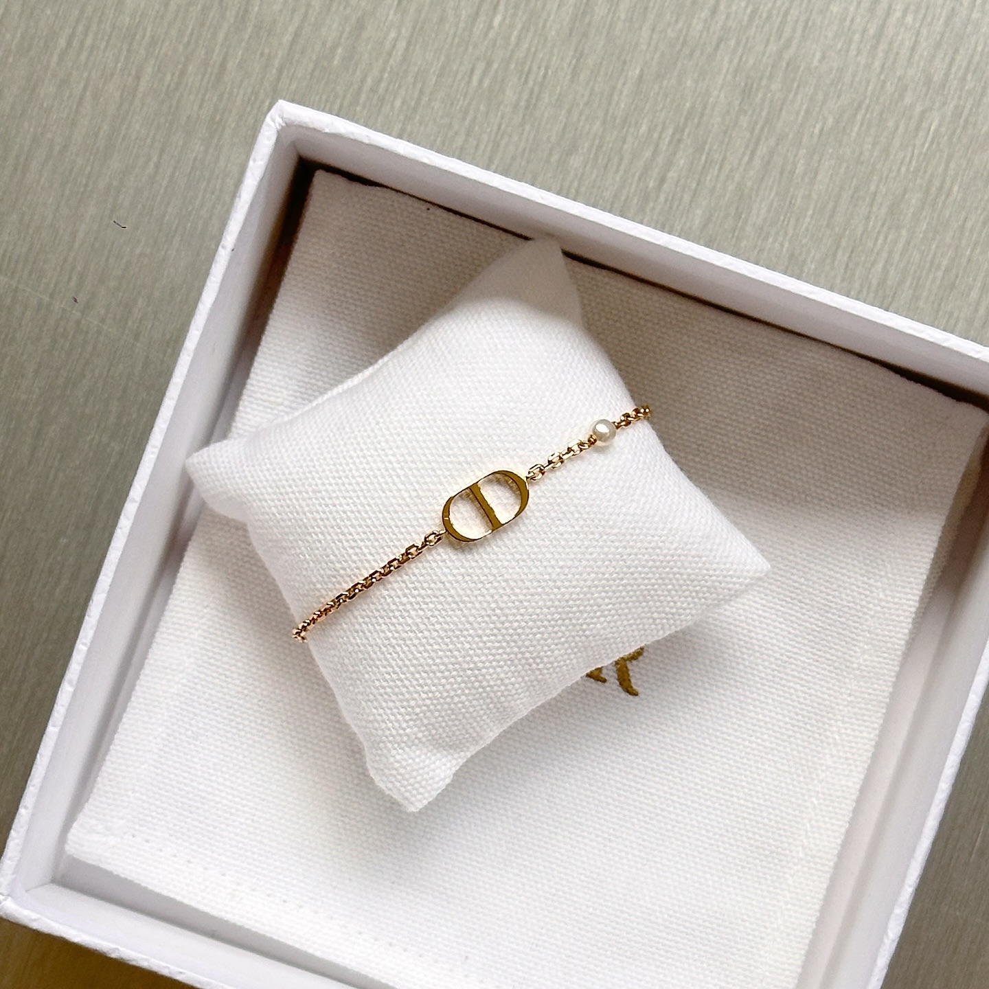 Understated sparkle with a signature twist â the Dior Petit CD Bracelet is perfect for layering or shining solo.
For more information, please refer to the website link provided in the bio.
Listing no: 200955
Opuluxe.sg is not affiliated to the brands featured. We are an independent consignment platform of authenticated luxury products. All trademarks and copyrights remain sole property of the brands.