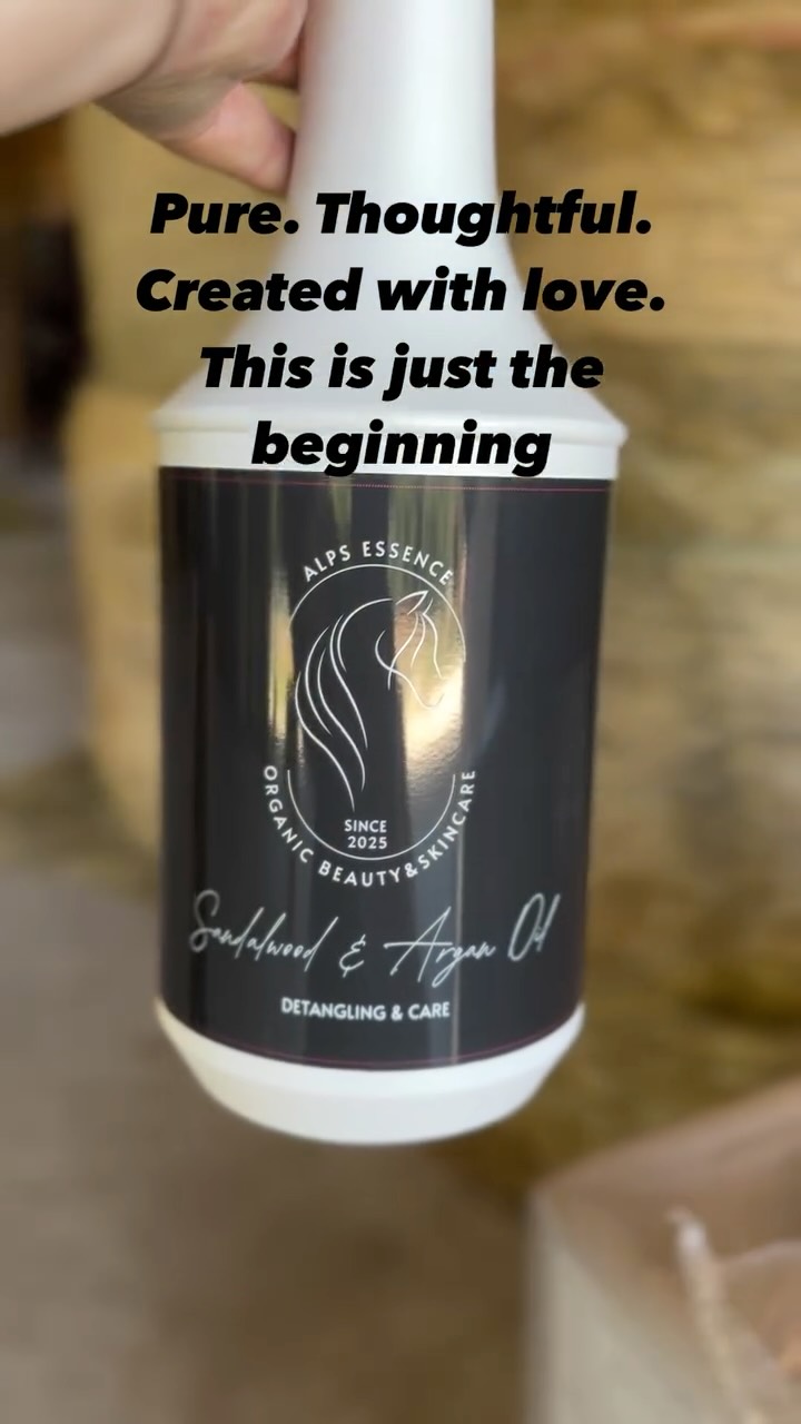 ✨ Es ist da – Alps Essence!
Unser erstes Pflegeprodukt für Pferde: ein natürliches Mähnenspray mit Arganöl & Vitamin E – für glänzendes, leicht kämmbares Langhaar und gesunde Haut.
Jetzt im Onlineshop erhältlich – Versand ab 24. Juli, Abholung im Stall ab 21. Juli
👉 Jetzt bestellen: www.alpscoliseum.net/alps-essence-mane-detangler
✨ È arrivato – Alps Essence!
Il nostro primo prodotto per la cura del cavallo: uno spray naturale per criniera con olio di argan e vitamina E, per crini lucenti, facili da pettinare e una pelle sana.
Ora disponibile online – spedizioni dal 24 luglio, ritiro in scuderia dal 21 luglio
👉 Ordina ora: https://www.alpscoliseum.net/alps-essence-mane-detangler