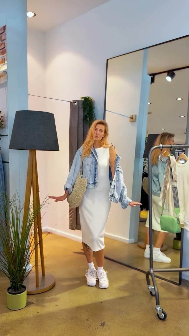 1 base 4 Outfits!
Welches Outfit gefällt euch am besten?
Basic:
Kleid #calvinklein
No. 1:
Strickweste #yaya
Tasche #fredsbruder
Sonnenbrille #yaya
No. 2:
Bluse #circleoftrust
Tuch #opus
Tasche #fredsbruder
No. 3:
Jeansjacke #calvinklein
Tasche #yaya
No. 4:
Shirt #yaya
Sonnenbrille #yaya
Tasche #fredsbruder
#chris #merten #bornheim #wachtberg #fashion #chrismode #mode #styleinspo #instafashion