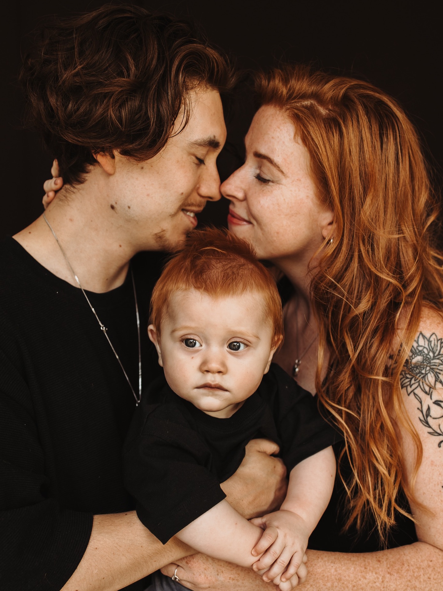 🔥 𝘋𝘦 𝘮𝘢𝘨𝘪𝘦 𝘷𝘢𝘯 𝘳𝘰𝘰𝘥 𝘩𝘢𝘢𝘳
Roodharigen dragen iets bijzonders.
Niet alleen die kleur die oplicht in zacht tegenlicht,
maar ook een soort mystiek.
Een zeldzaamheid. Iets onverzettelijks.
Sproeten, kopergloed, ogen die vaak nét een andere intensiteit hebben.
Niet te vangen in clichés — wél in beelden die durven kijken.
In mijn studio vier ik die eigenheid.
Geen poging om het glad te trekken of te veranderen.
Maar juist om het te laten schitteren zoals het is: puur, krachtig, zacht, wild.
📷 Eigenheid verdient het om vastgelegd te worden. Niet omdat het anders is, maar omdat het echt is.
𝐃𝐮𝐫𝐟 𝐡𝐞𝐭 𝐚𝐧𝐝𝐞𝐫𝐬 𝐭𝐞 𝐝𝐨𝐞𝐧. 𝐃𝐚𝐧 𝐠𝐞𝐛𝐞𝐮𝐫𝐭 𝐡𝐞𝐭.
📍 Mijn studio is die plek waar we het anders gaan doen
📆 Boek je sessie via dm!
🤍 Voel je welkom zoals je bent.
#studio #studiofotografie #noelleaverdijkfotografie #studiodaglichttwente