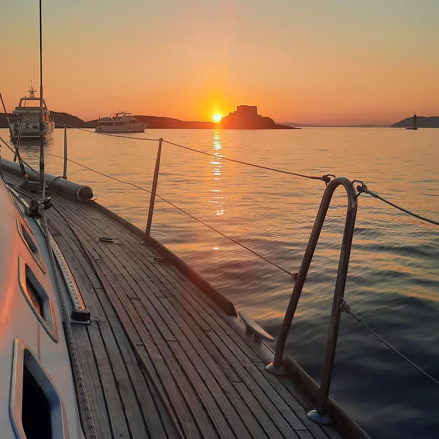 Envie de vivre une soirée inoubliable dans la baie de Cannes ?
De 18h30 à 22h30, embarquez pour un moment magique en mer :
🧜♂️ Baignade au coucher du soleil avec masques et tubas
🍹 Apéritif à bord avec Prosecco, rosé et softs
🌅 Ambiance détente face à un coucher de soleil à couper le souffle
👉 Le tout pour seulement 50 €/personne !
📲 Contactez-moi dès aujourd’hui pour réserver vos places — les places sont limitées !
