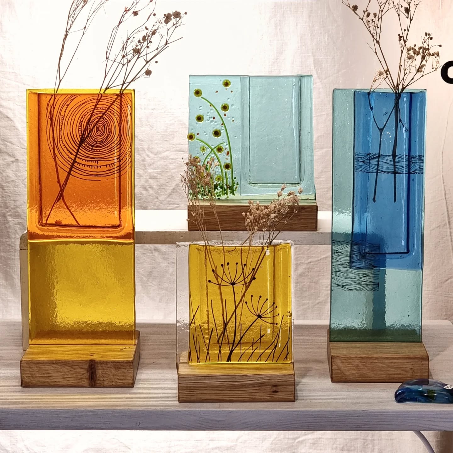 My new fused glass vases, and yes they do hold water 😁 Now all I need is some pretty flowers rather than the dried horrors in the photo.
Contemporary and colourfull.
Available in the boutique at Conques - @assoofildelart
#verrefusionné #fusedglassart