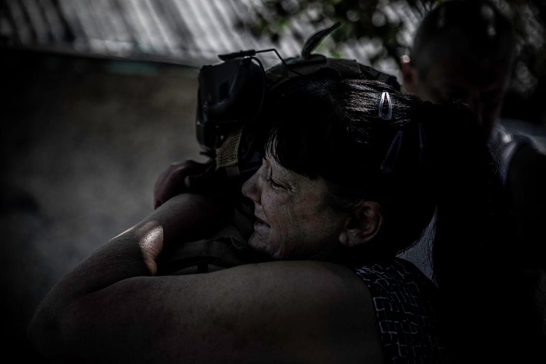 Evacuations from Biletske, a village close to Pokrovsk.
#evacuation #pokrovsk #civillians #ngo #humanitarian #aid #evac #volunteer #ukraine #war #frontline #donbass #hugs #emotions
📸 by @niccolocelestiphoto