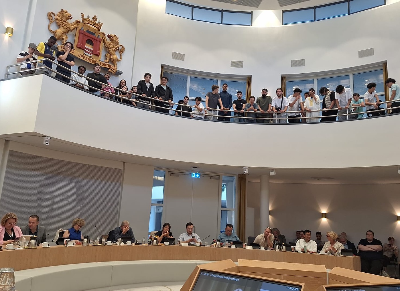 Gisteren hebben we geweldig nieuws ontvangen: de motie voor de verhoging van de subsidie aan onze stichting is goedgekeurd! Deze werd ingediend door D66, Stadsbelang, Democraten Gorinchem en de PvdA, ontzettend bedankt voor het vertrouwen.
Samen met meer dan 50 jongeren waren we aanwezig bij het stemproces in de raadzaal om dit bijzondere moment van dichtbij mee te maken. Voor veel van hen was dit de allereerste keer dat ze zo’n politieke bijeenkomst bijwoonden. Extra bijzonder was dat burgemeester @reiniemelissant tijdens de vergadering even de tijd nam om aan de jongeren uit te leggen waar het precies over ging. Een waardevol en leerzaam moment, want zij maken deel uit van de toekomst en het is zeldzaam dat zoveel jongeren het besluitvormingsproces van zo dichtbij meemaken.
We zijn enorm dankbaar voor deze steun. Het betekent dat we ons werk met meer slagkracht kunnen uitvoeren én dat de impact van onze stichting op de stad alleen maar groter zal worden.
Houd onze socials in de gaten voor verdere updates!
#StichtingBoukie #Gorinchem #Subsidie #GemeenteGorinchem #Jongeren