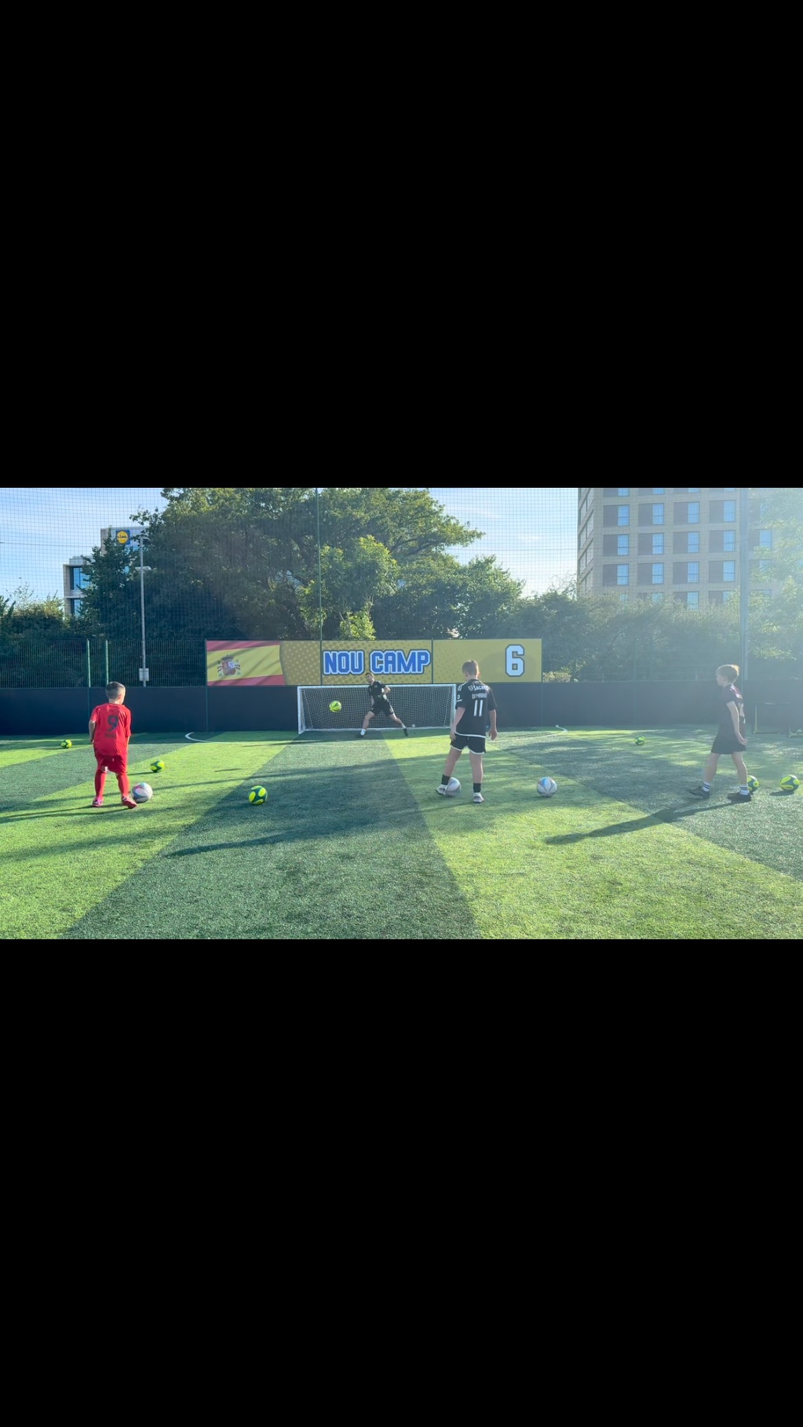 Friday night small-group + 1-to-1 training ! ⚽️ DM for more information!
#tilleracademy #tolworth #epsom #footballcoaching #youthdevelopment #footballcoach #121footballcoaching