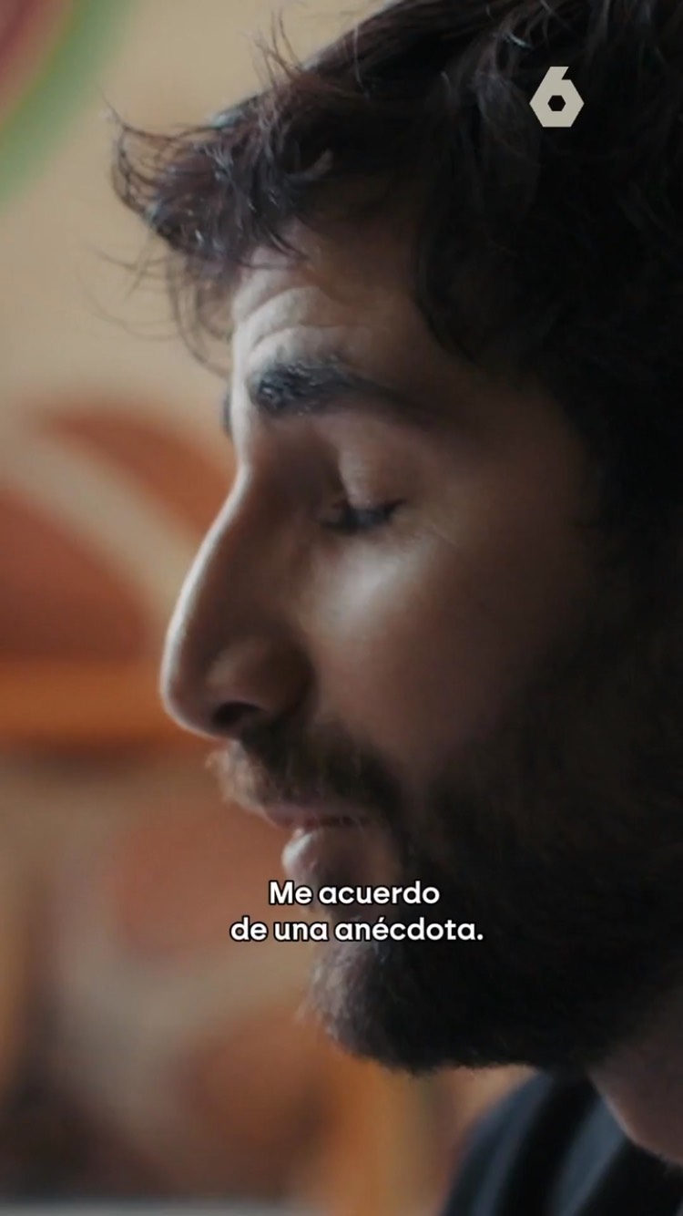 Nada surge de la nada. Las personas actuamos como actuamos por un motivo: detrás de cada conducta hay una función.
En este fragmento de Lo de Évole (La Sexta), Ricky comparte una experiencia en la NBA. Cuando intenta abrirse (aunque sea mínimamente), un comentario de otro jugador actúa como castigo. Ese simple momento le lleva a cerrarse más y expresarse menos. No es casualidad.
Recuerdo también otra parte de la entrevista (aunque no he podido encontrarla) en la que un entrenador le echa la bronca tras perder un partido. Ese impacto genera un aprendizaje que se queda grabado y, con el tiempo, se convierte en una regla interna que condiciona cómo te comportas.
En el deporte, esto pasa más de lo que pensamos. A veces dejamos de expresar, de hablar, de mostrarnos, de tirar, de pasar, de chutar, de liderar… no porque no queramos, sino por lo que hemos aprendido a lo largo de nuestra historia.
⚽🏀🏐 ¿Te ha pasado algo parecido?
Te leo en comentarios 👇
#LoDeÉvole #RickyRubio #PsicologíaDelDeporte #SaludMental #Deportistas #Conducta #Aprendizaje #ReglasVerbales #Reflexión #ExpresiónEmocional #lasexta