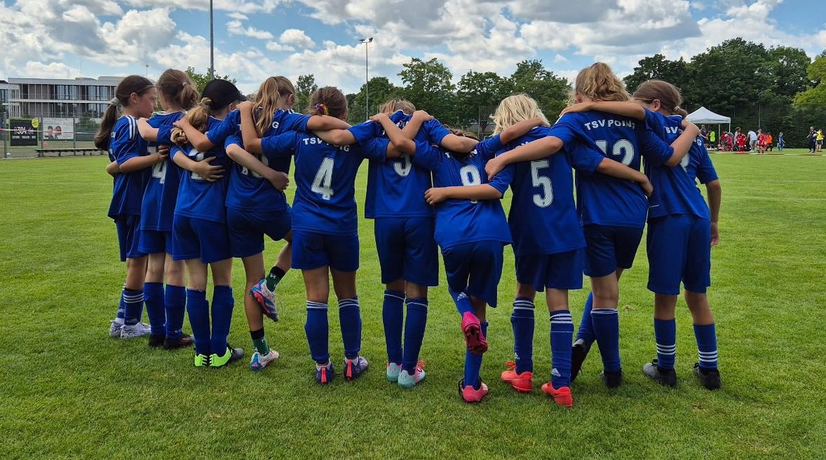 🎯 Tor frei? Nicht mit DIR! 🧤💪
Die Poinger E-Mädels (Jahrgang 2015) suchen dringend eine Torfrau!
🔥 Du bist schnell, mutig & willst was bewegen?
⚽ Dann ab ins Tor – WIR BRAUCHEN DICH!
👧 Du bist Jahrgang 2015
🧤 Hast Lust, dich reinzuhauen
🎯 Willst lernen, Bälle zu halten wie die Großen
💜 Und Teil eines mega Mädels-Teams werden?
Dann komm zu uns! 💥
🏟️ TSV Poing – Mädelsfußball pur
📆 Schnuppertraining jederzeit möglich!
Komm am Mittwoch 17.30 zum Fußballplatz und melde dich bei Bernd.
➡️ Markiere ein Mädel, das ins Tor gehört!
➡️ Teilen erwünscht – Gemeinsam finden wir unsere Heldin im Tor! 💜🧤⚽
#PoingPower #TorfrauGesucht #MädelsFußball #Jahrgang2015 #TSVPoing #FußballMädels