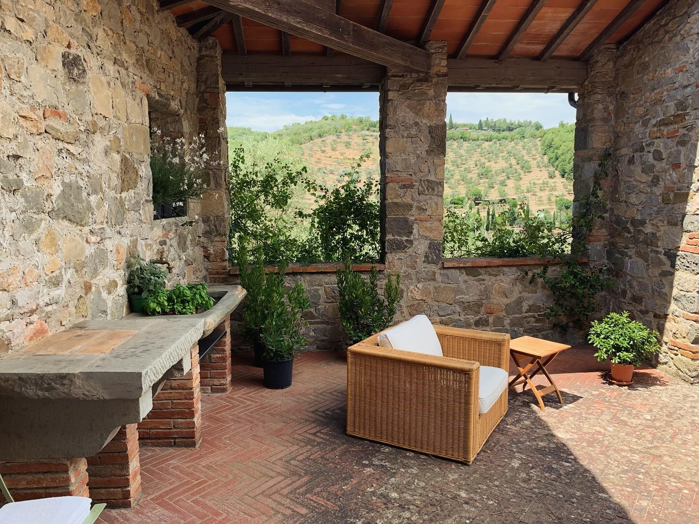 STEINHOUSE GOES INTERNATIONAL!
Gestern haben wir einen weiteren Meilenstein für unser Unternehmen erreicht. Wir haben den Auftrag für unser erstes Projekt im Ausland erhalten und sind unglaublich stolz.
Verkauft werden soll ein Anwesen im Herzen der Toskana, das auf einem Hügel inmitten von Weinbergen und Olivenhainen liegt.
Wir sind exklusiv mit der Vermarktung dieses traumhaften Anwesens beauftragt und die Vermarktung wird vor allem OFF MARKET erfolgen.
Für uns ein ganz besonderes Projekt und vielleicht der Beginn vom etwas Neuem für steinhouse Immobilien.
Seid gespannt! Wir freuen uns auf diese Herausforderung.
Willst du mehr hierzu erfahren? Dann melde dich!
KONTAKT:
📞 +49 (0)6172 593 69 12
✉️ immobilien@steinhouse.de
#immobilien #realestate #makler #badhomburg #oberursel #friedrichsdorf #königstein #kronberg #neuanspach #wehrheim #usingen #hochtaunus #taunus #rheinmain
#germany #zuhausegesucht #haus #wohnung
#grundstück #kapitalanlage #büro
#dienstleistung #international #toskana #italien #offmarket | #steinhouse #steinhouseimmobilien