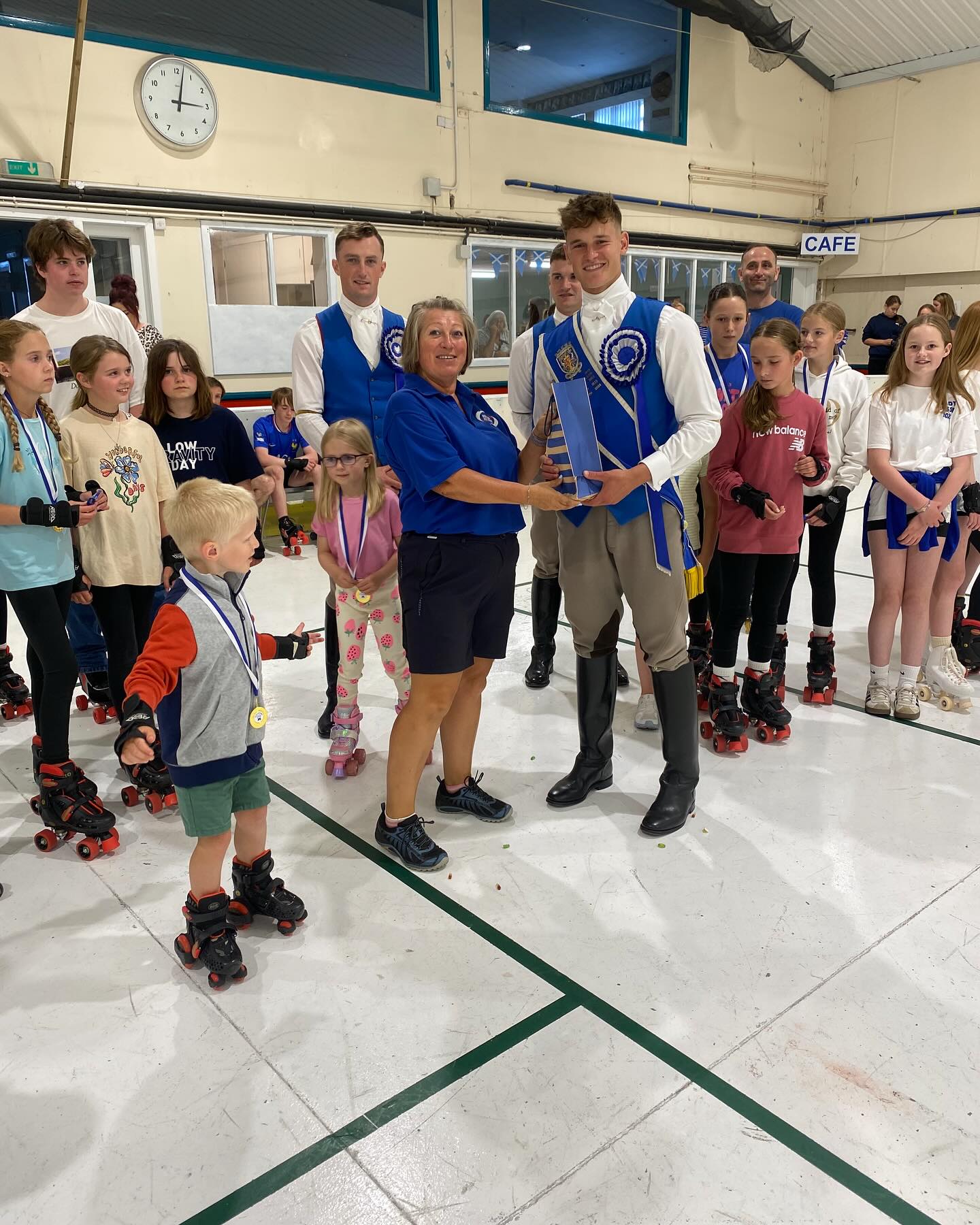 💙🤍 Border Ice Rink would like to thank Kelso Laddie Angus and his right & left hand men Jack & Andrew, along with Lady Bussers. Robyn, Lara, Emma & Mollie, for coming along this afternoon to our Roller Games & Skating Session.
Over 40 on roller skates was great to see, fun had. by all.
Well done to all our medal 🏅 winners, Archie, Nora, Abbie, Grace, Iris, Lauren, Sienna, Leo, Lexi & Rowan.
We wish you all a happy Civic week.
Safe oot, safe in.
💙🤍